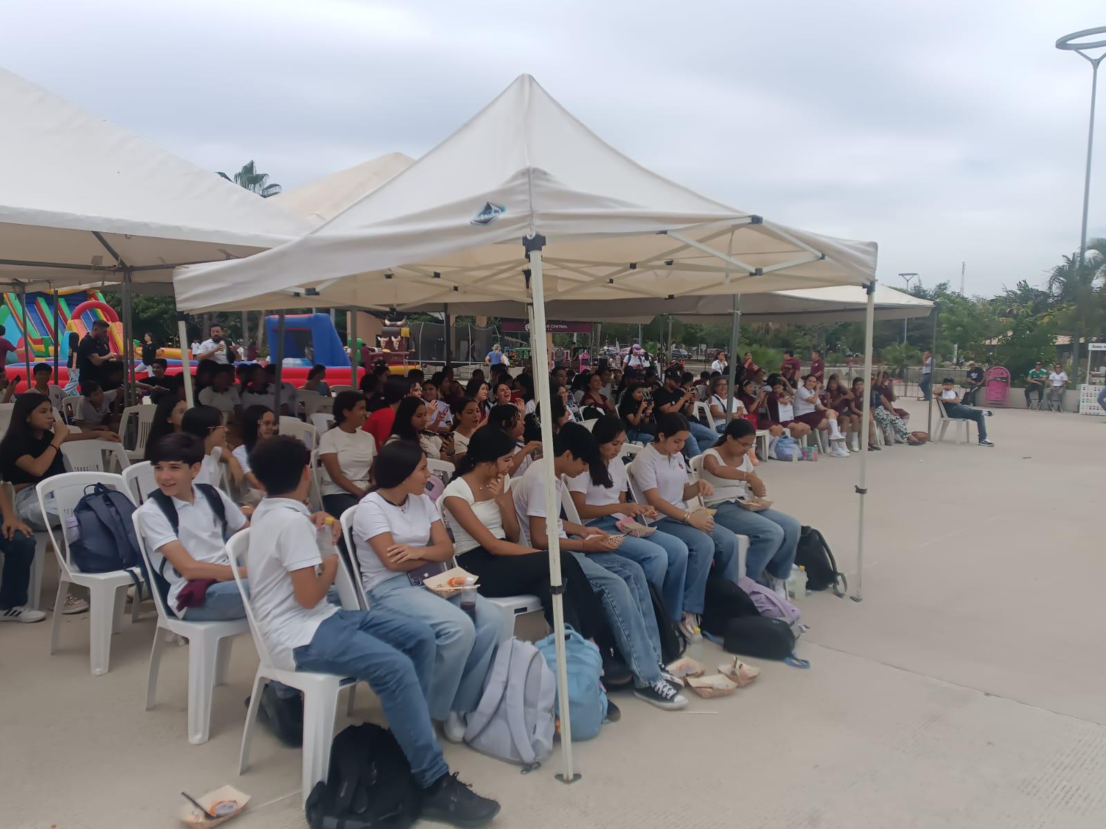 $!Disfrutan cientos de estudiantes de secundaria del ‘Mazatlán Fest’ en Parque Central