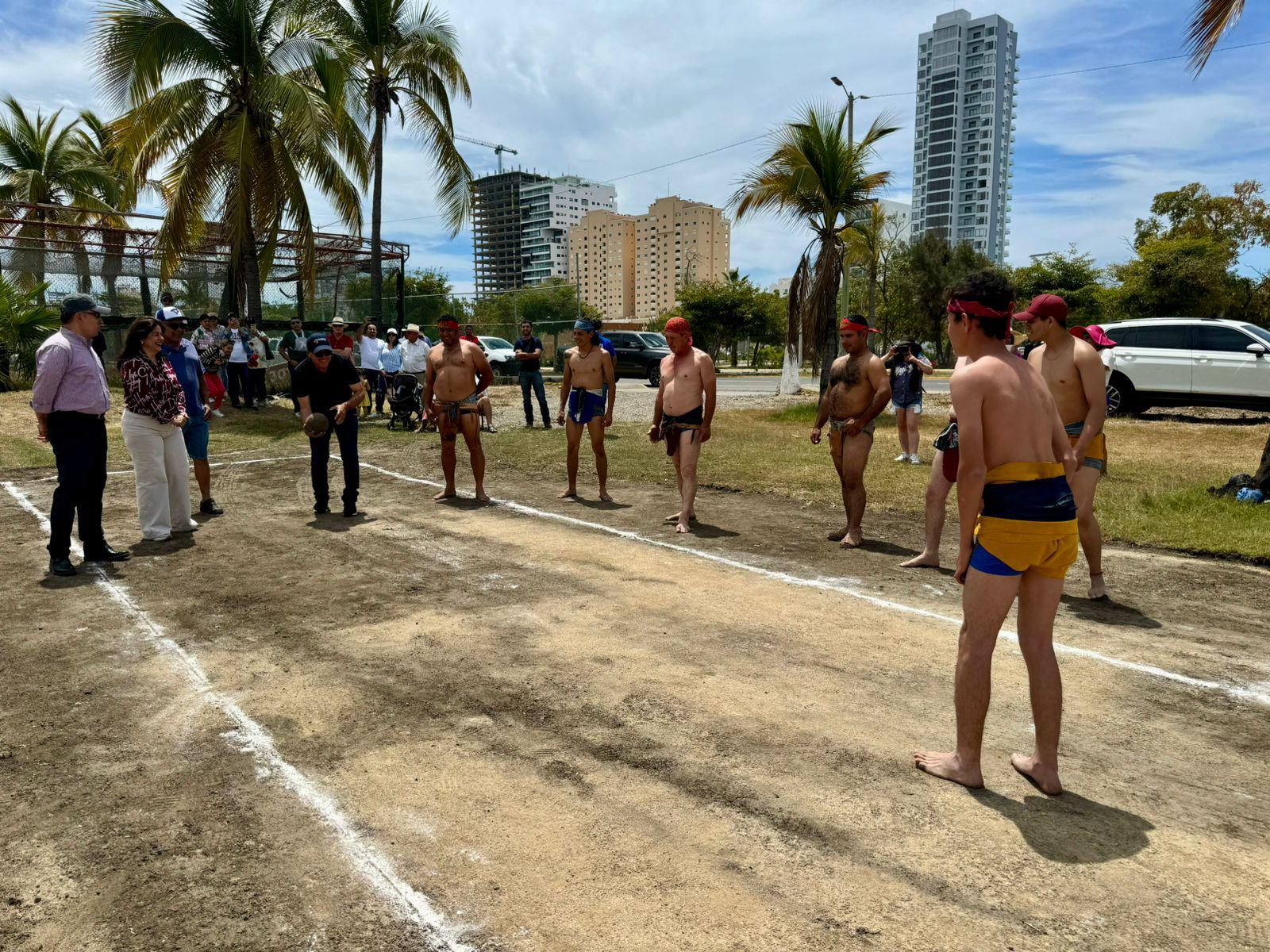 $!Realizan en Mazatlán el juego del Ulama ante la llegada del Eclipse Total de Sol