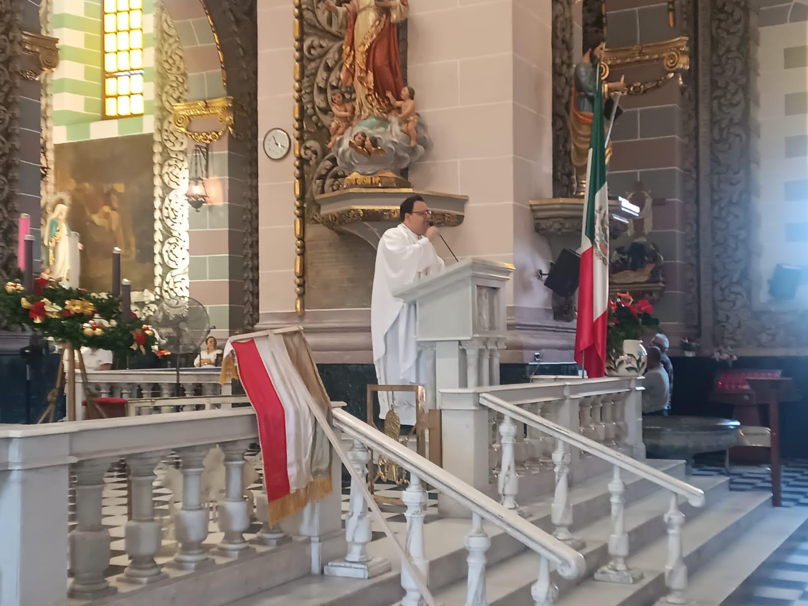 $!Celebran fieles a la Guadalupana en Catedral de Mazatlán