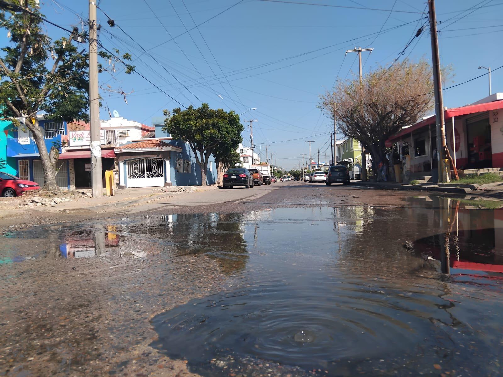 $!Nueva fuga de aguas negras sigue afectando a colonos de Infonavit Alarcón