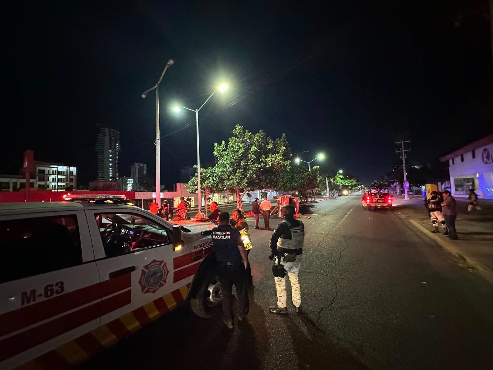 $!Volcadura de vehículo deja una mujer atrapada; la rescatan y llevan a un hospital, en Mazatlán