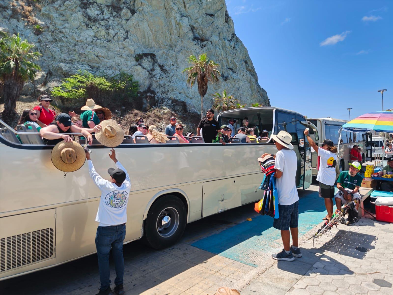 $!Arriba el Carnival Panorama a Mazatlán con más de 4 mil pasajeros