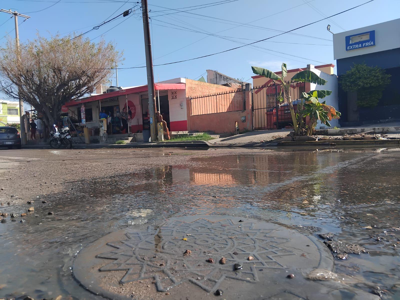 $!Nueva fuga de aguas negras sigue afectando a colonos de Infonavit Alarcón