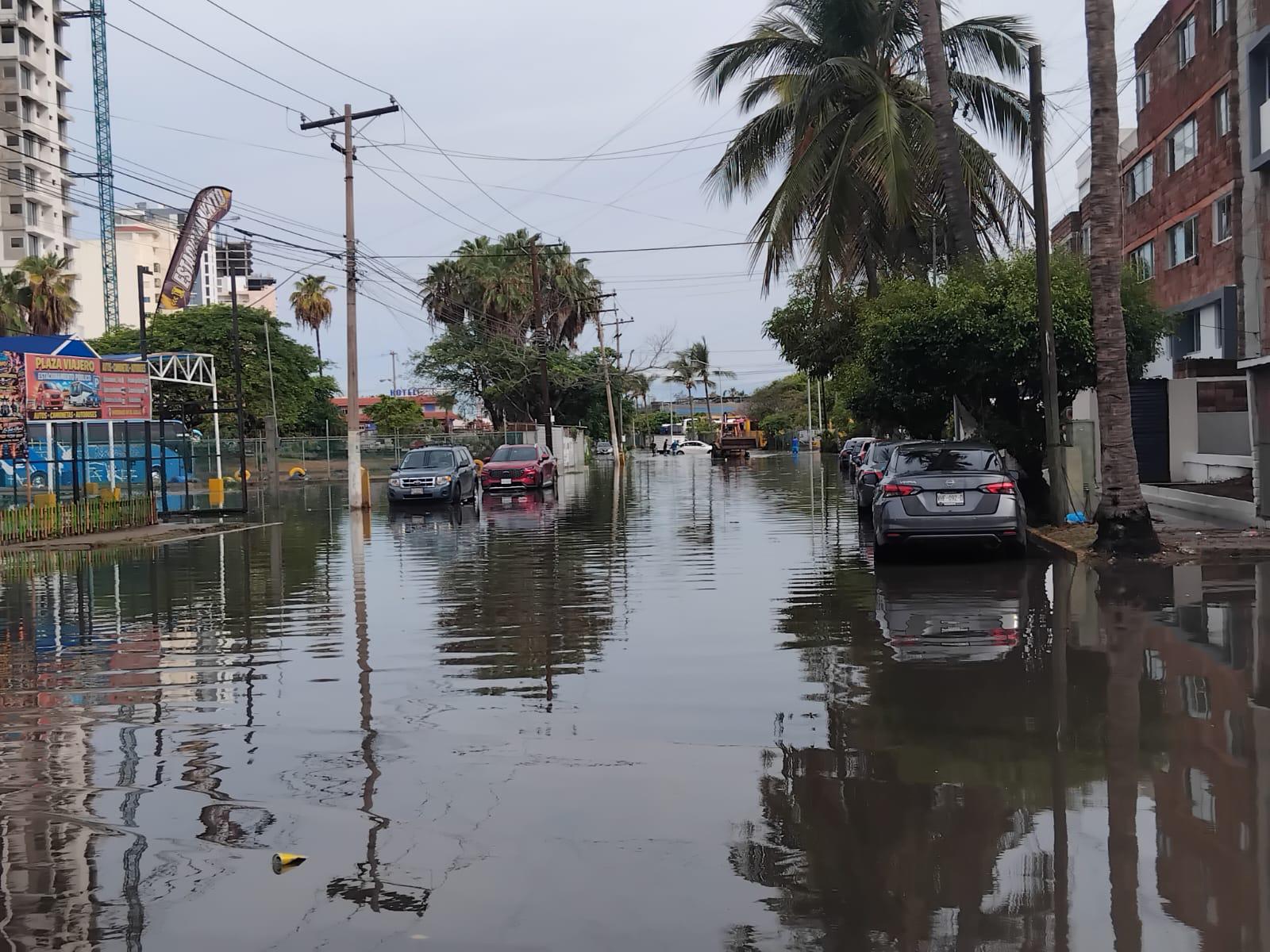 $!Lluvias de madrugada provocan fuertes inundaciones en algunas vialidades de Mazatlán