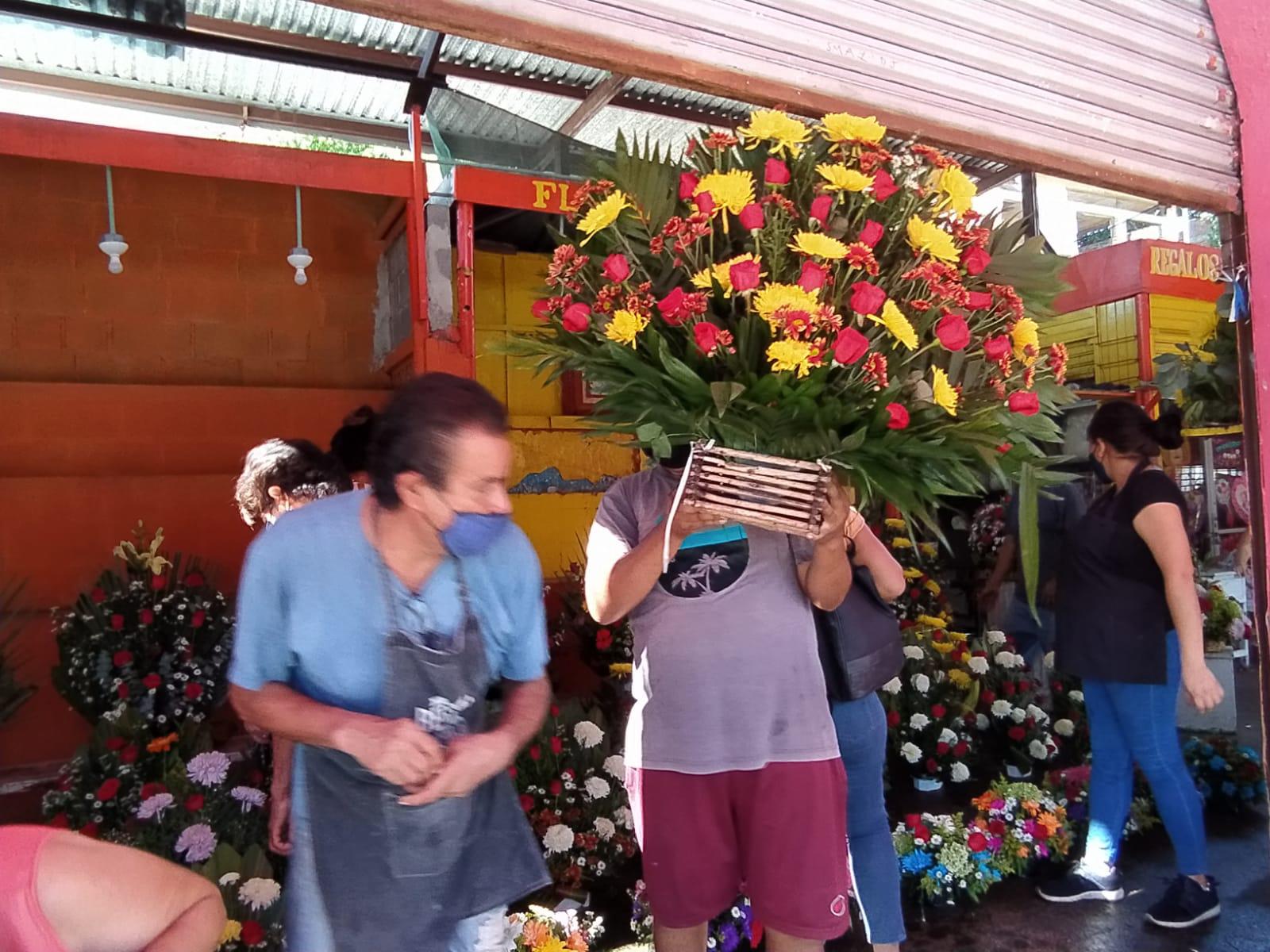 $!‘Revive’ venta de flores este Día de Muertos en Mazatlán