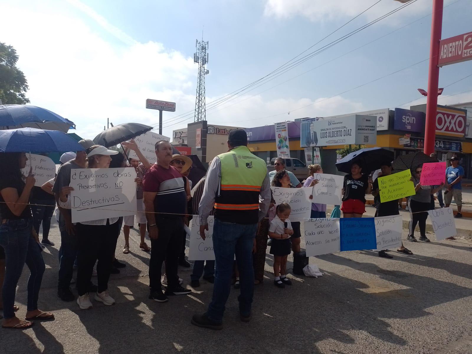 $!Bloquean avenida vecinos del Infonavit Alarcón en Mazatlán por obra que señalan les perjudicará