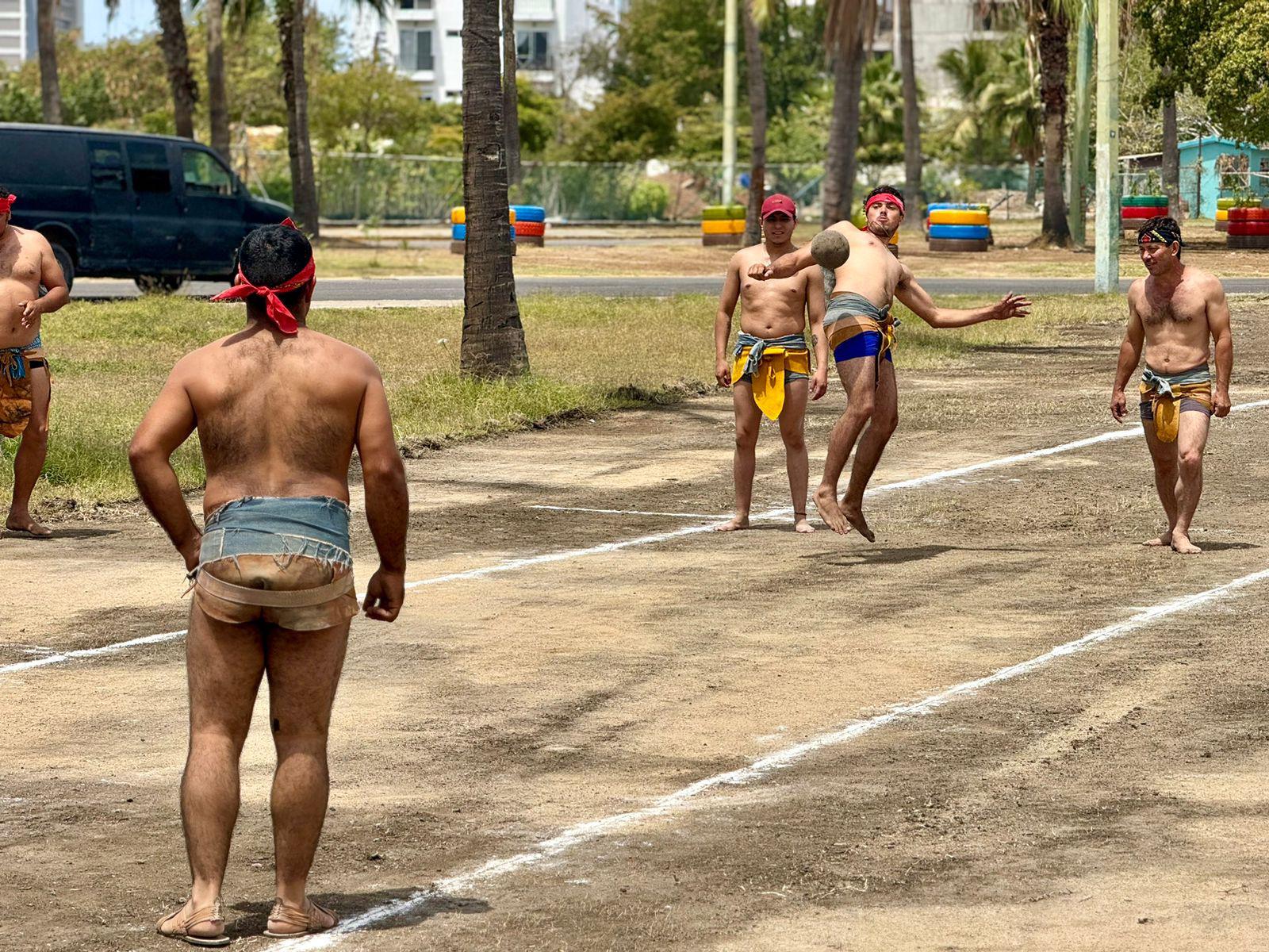 $!Realizan en Mazatlán el juego del Ulama ante la llegada del Eclipse Total de Sol