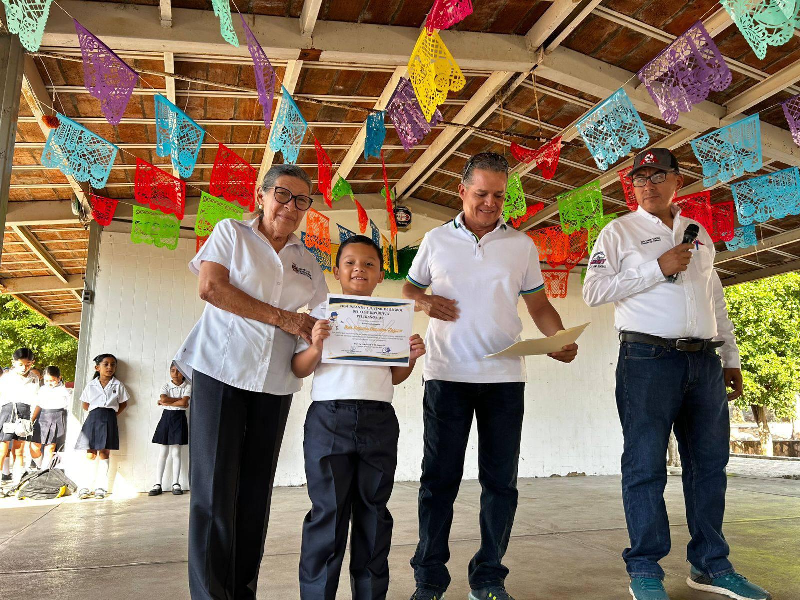 $!Reconocen a peloteritos y peloteritas de la Liga Infantil Pelikanos, en Rosario