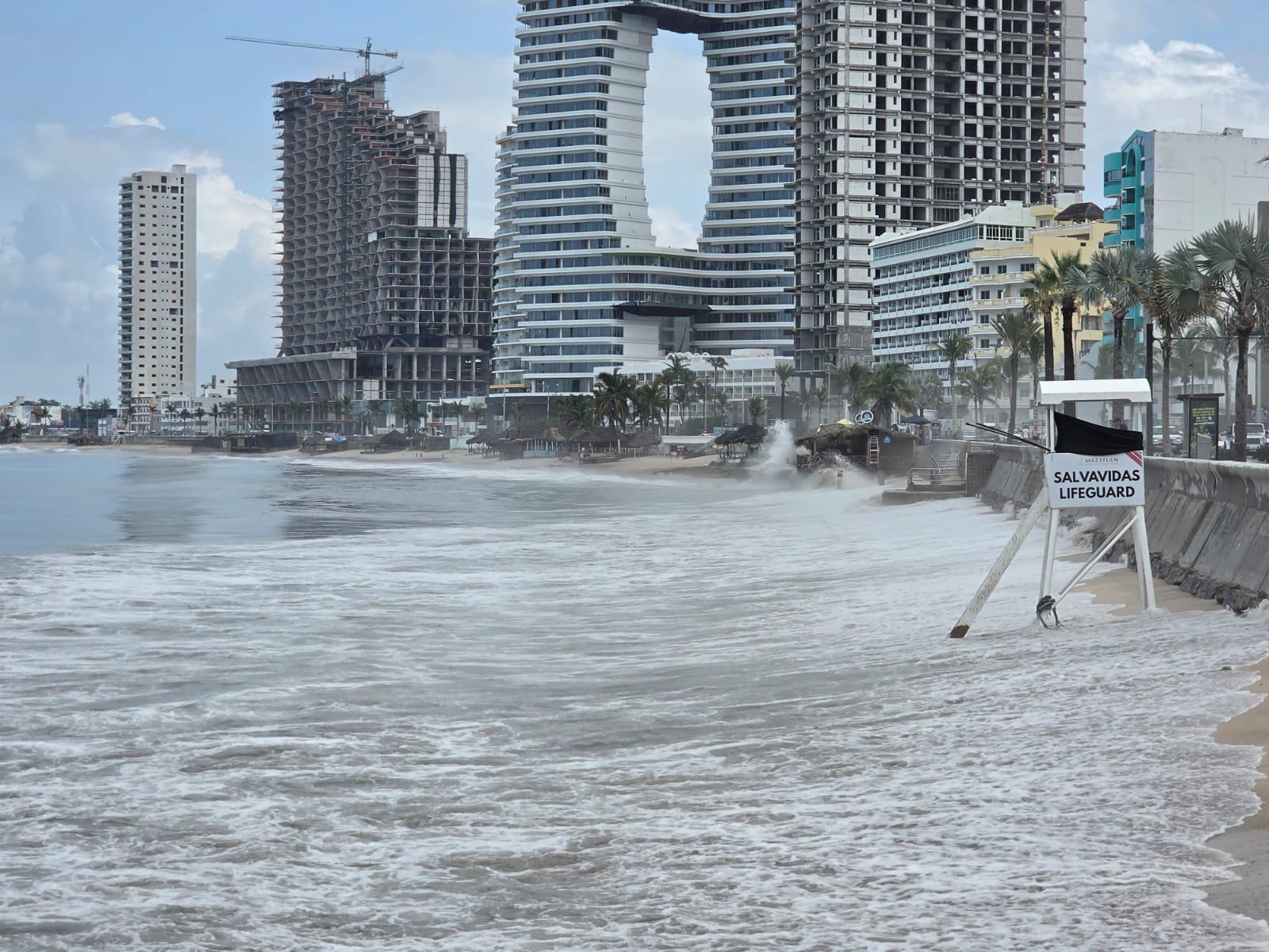 $!Mar de Fondo mantiene oleaje superior a los 3 metros; Salvavidas refuerza vigilancia en playas de Mazatlán