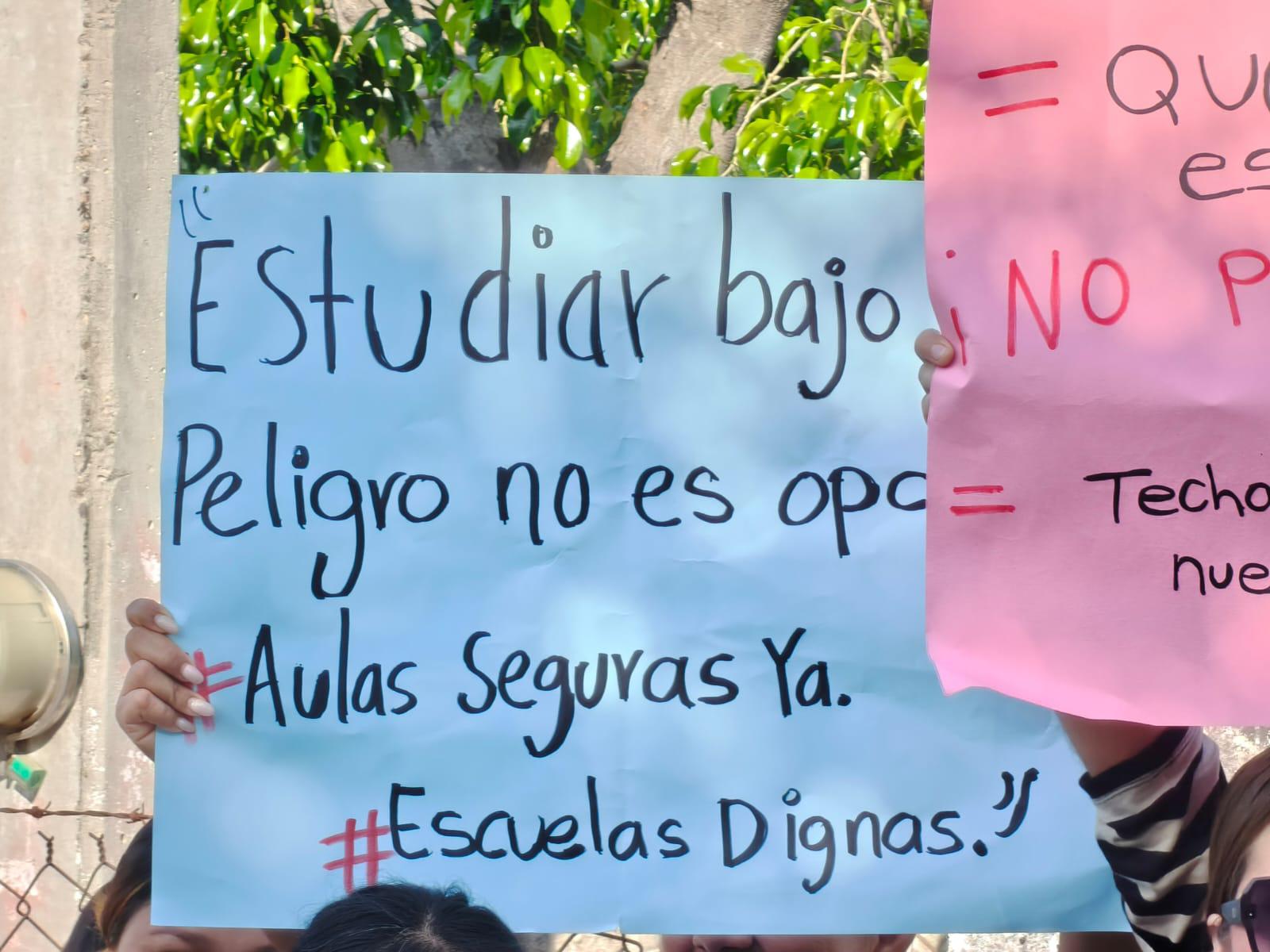 $!Padres de familia en Los Ojitos, Rosario, toman primaria en demanda de ‘una escuela digna y segura’