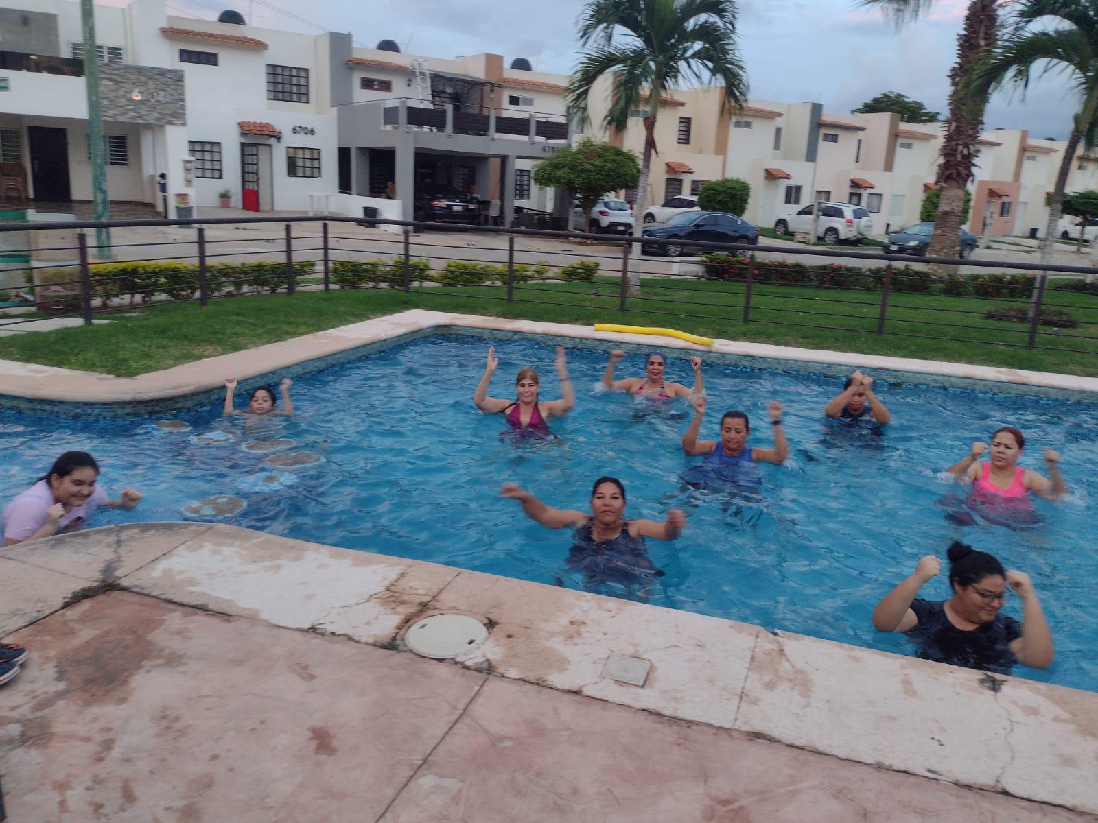 $!Celina Tirado imparte sesión de aquafitness, en Mazatlán