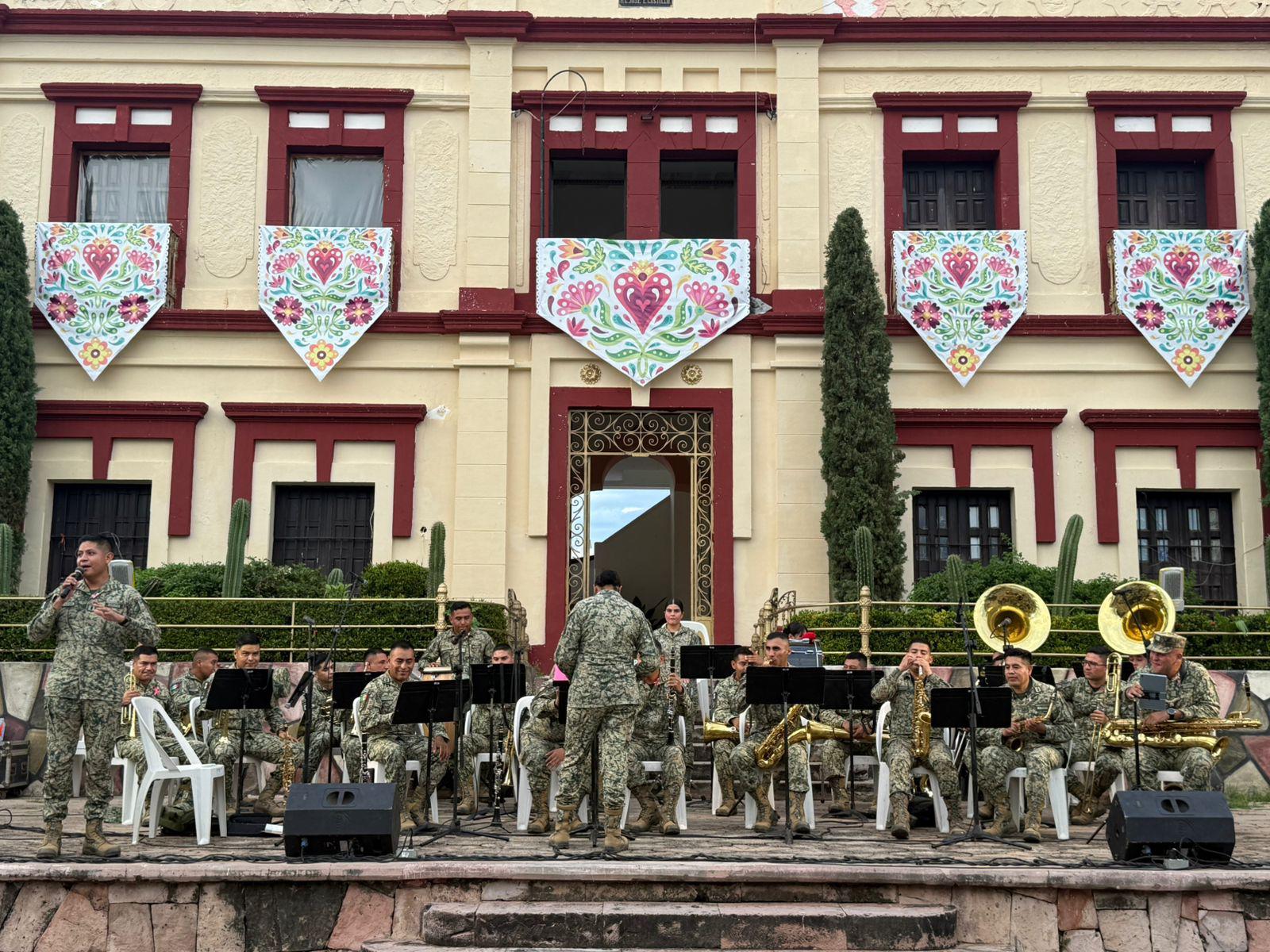 $!Banda de Música de la III Región Militar pone a cantar y bailar a los rosarenses