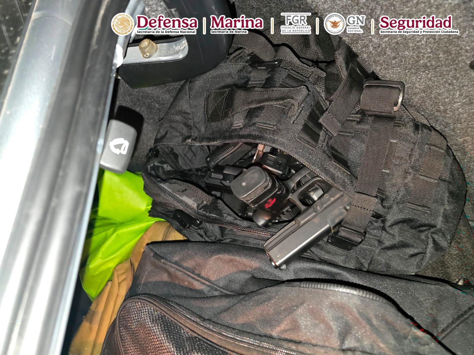 $!Aseguran 51 armas en un vehículo abandonado en Tijuana