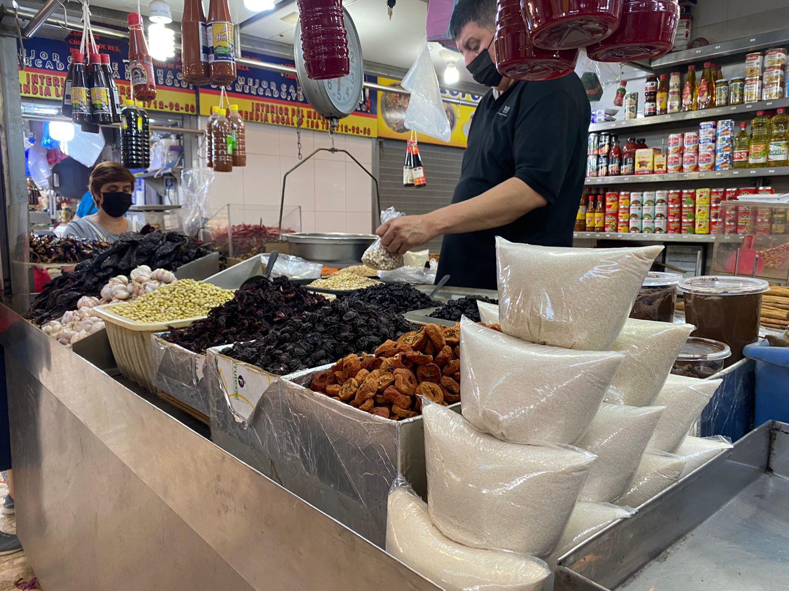 $!La despensa que antes compraba con $300 ahora la hago con $500, lamenta Rosa María en mercado de Culiacán