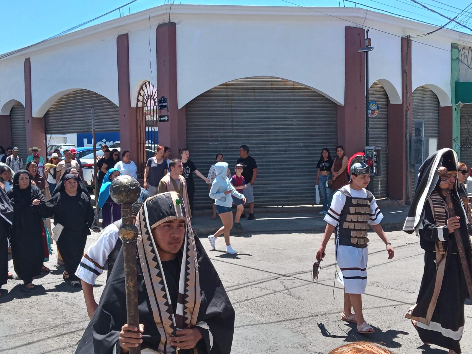 $!Mazatlecos y turistas atestiguan el Viacrucis Viviente en calles del Centro de puerto