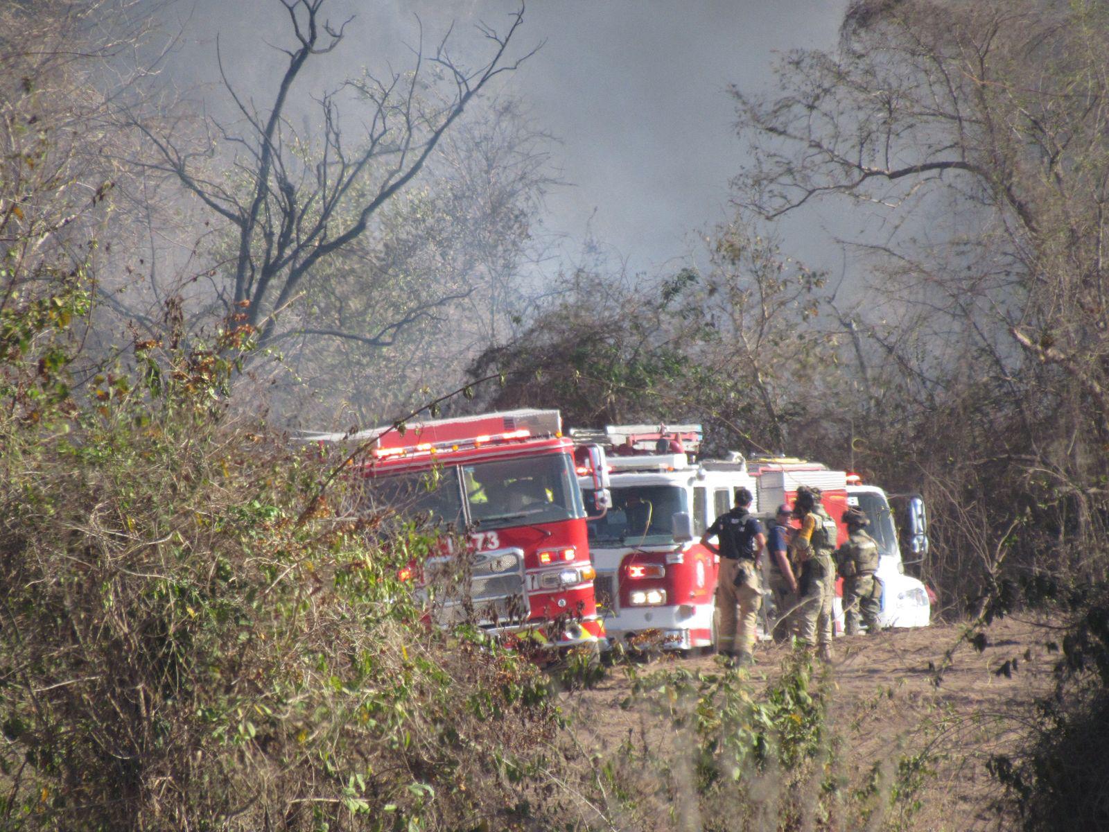 $!Fuerzas Federales localizan combustible ilegal; responsables lo destruyen con fuego en Mazatlán