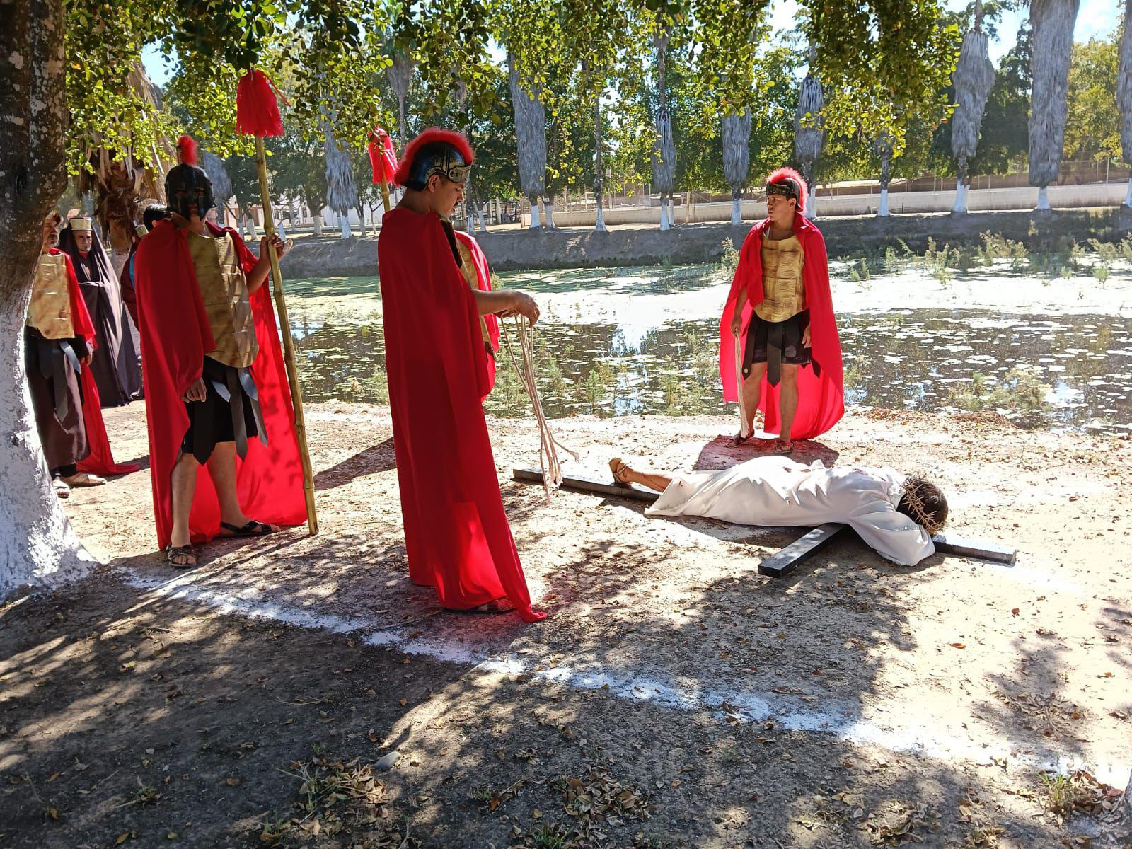 $!Pacientes, personal y familiares participan activamente recorriendo las distintas estaciones que recuerdan el camino de Jesucristo hacia la crucifixión.