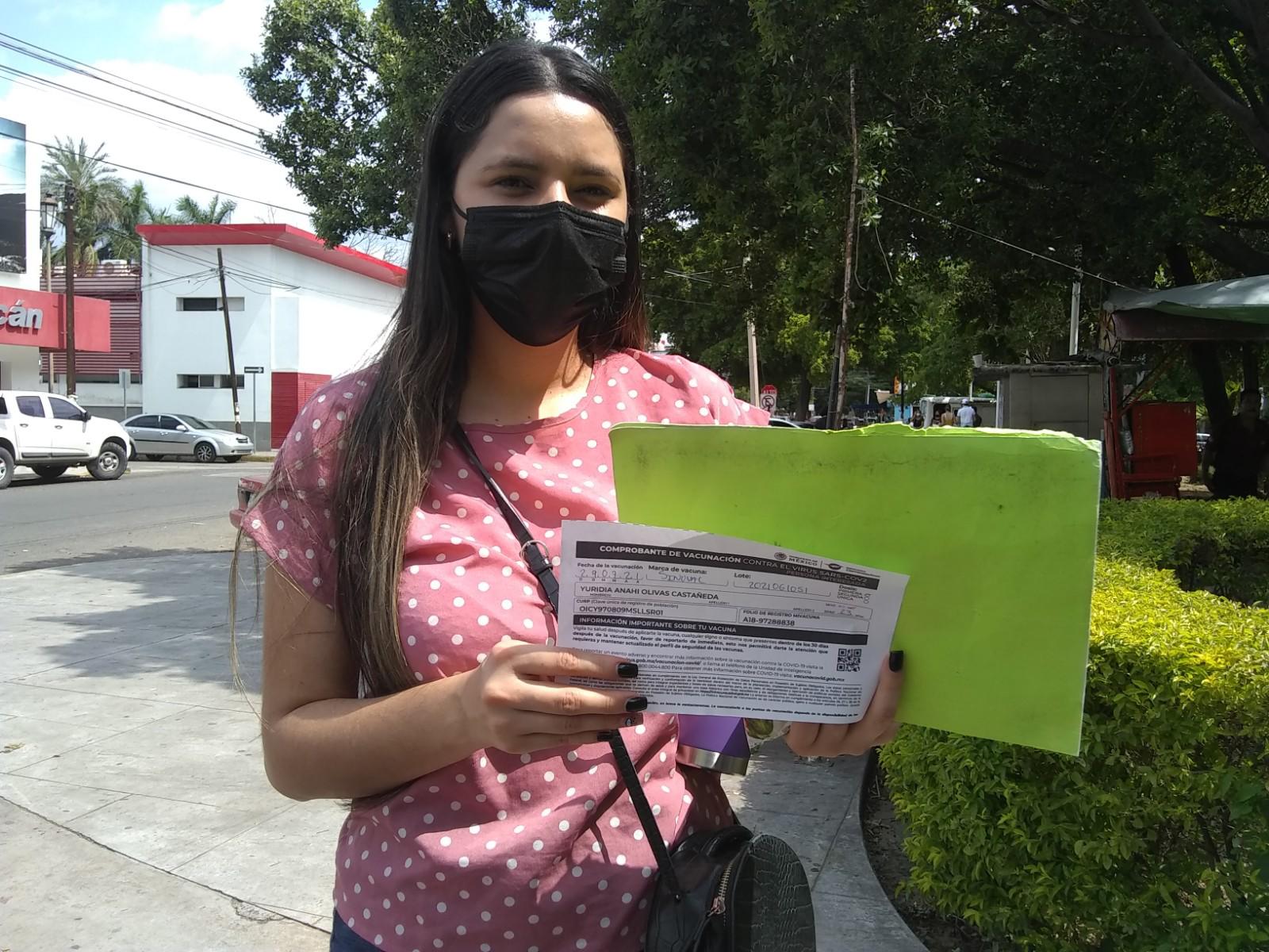 $!Yuridia Anahí Olivas es otra de las jóvenes que recibe este día la vacuna.