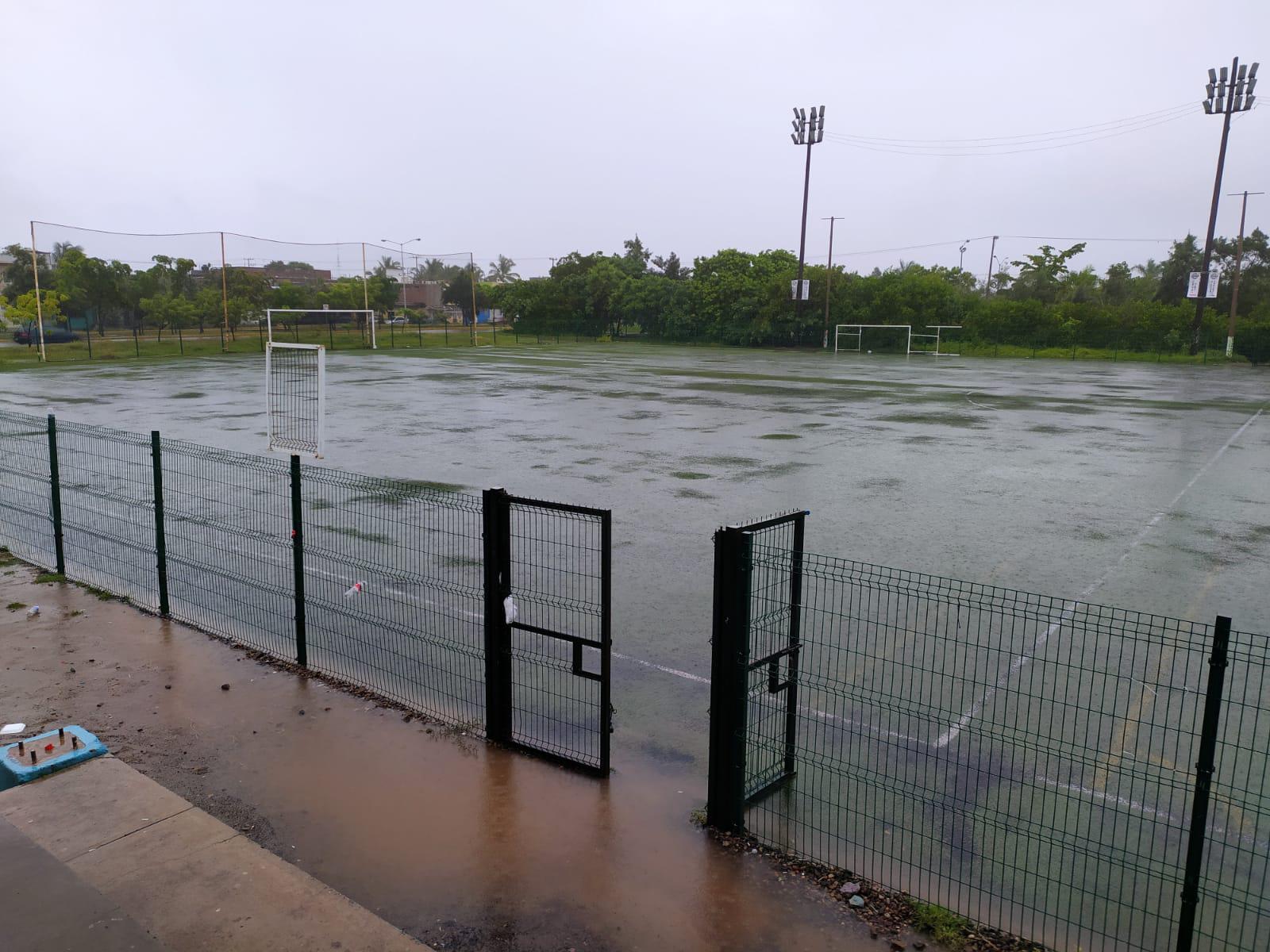 $!‘Nora’ provoca inundaciones en espacios deportivos de Mazatlán
