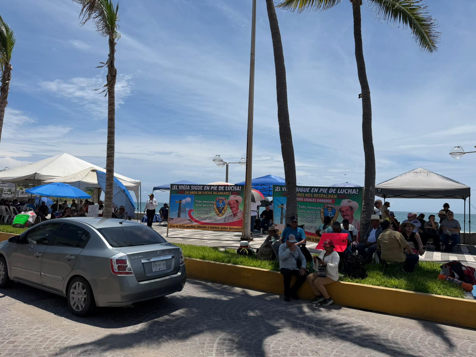 $!Habitantes de El Vigía protestan frente al Poder Judicial en Mazatlán exigiendo seguridad jurídica sobre predios