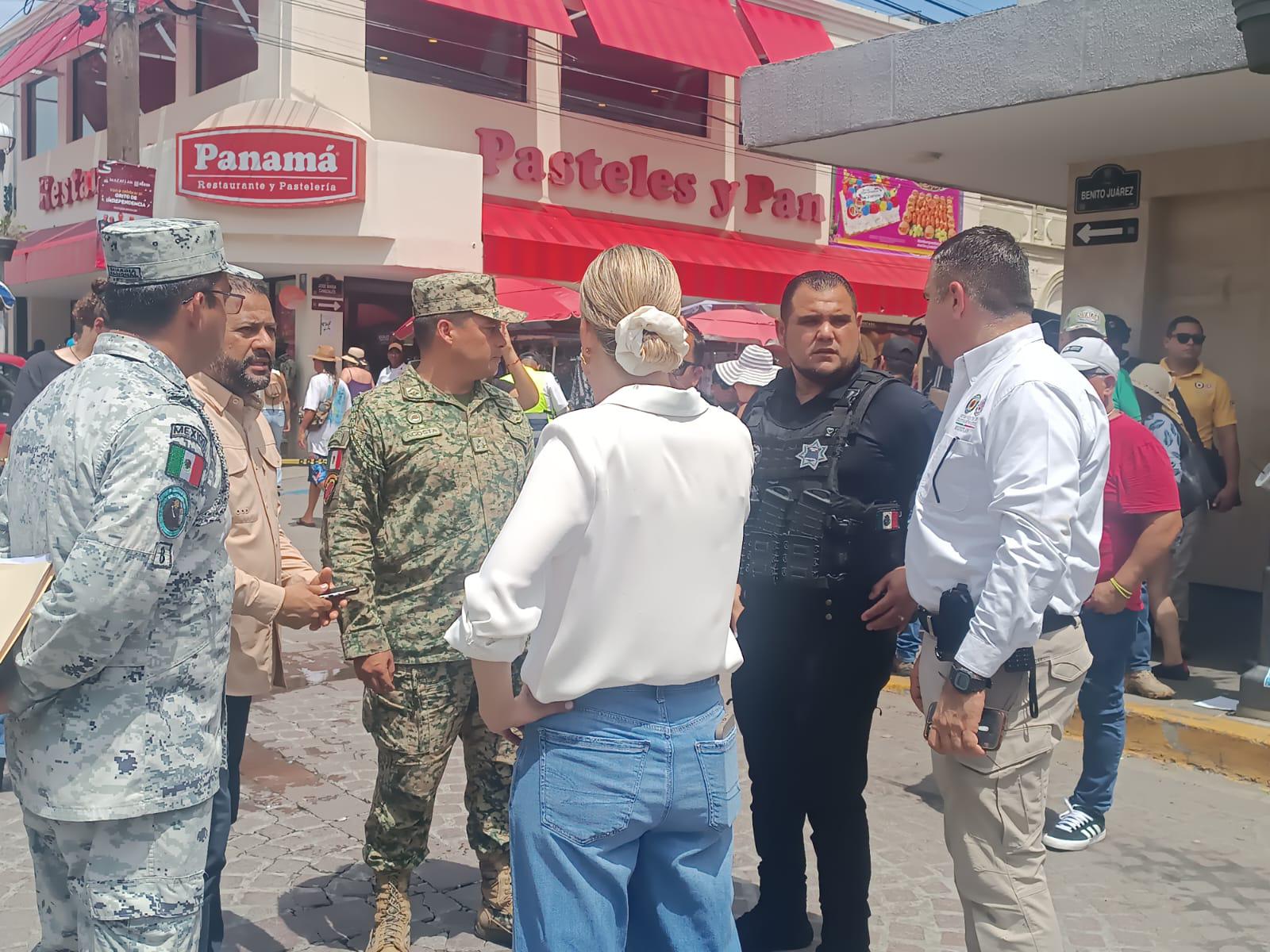 $!Realiza Estrella Palacios recorrido en calles del Centro de Mazatlán y reitera invitación a fiesta del Grito de Independencia