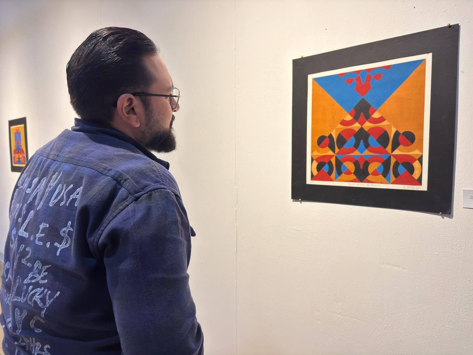 $!El público aprecia la muestra.