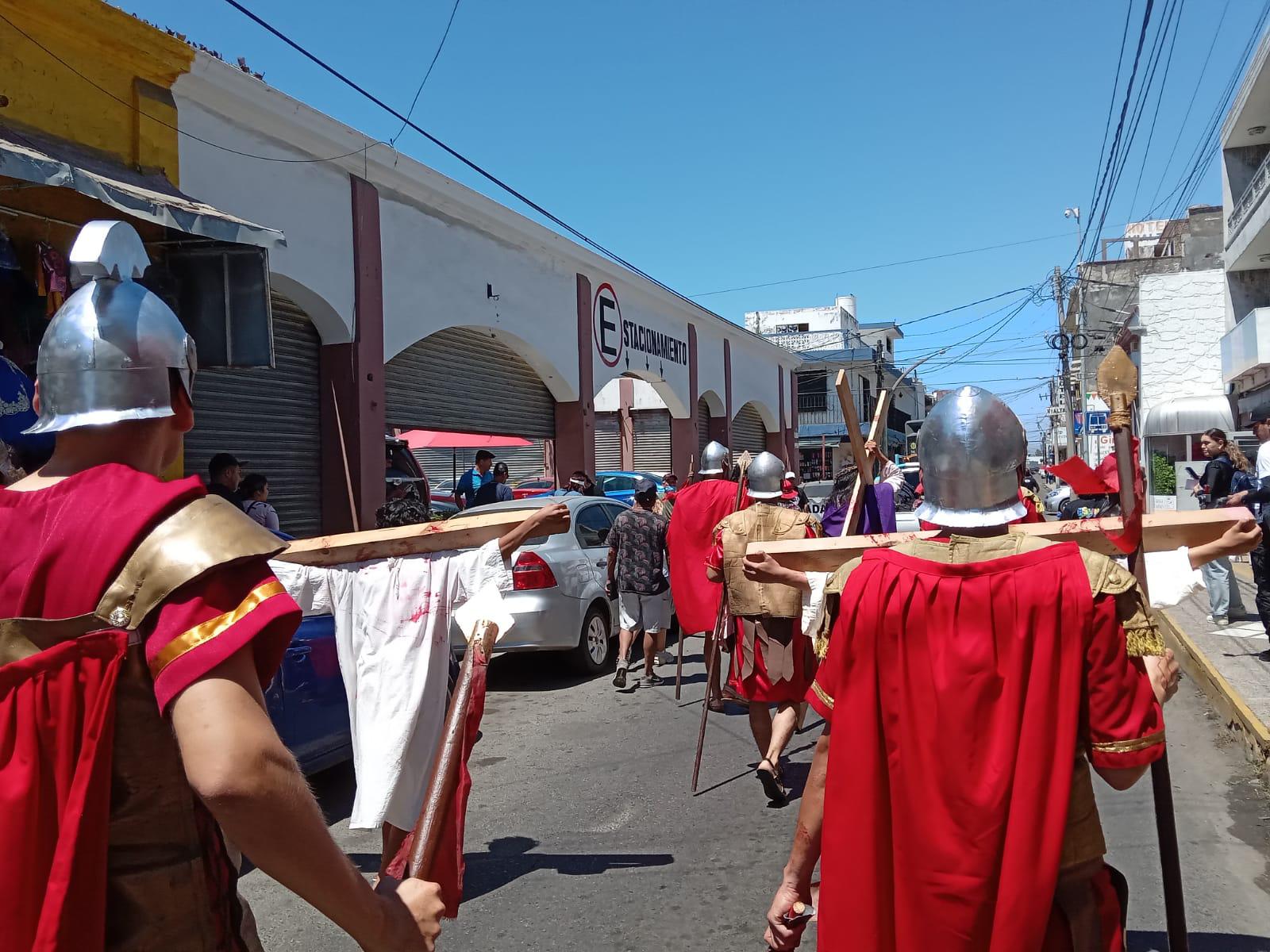 $!Mazatlecos y turistas atestiguan el Viacrucis Viviente en calles del Centro de puerto