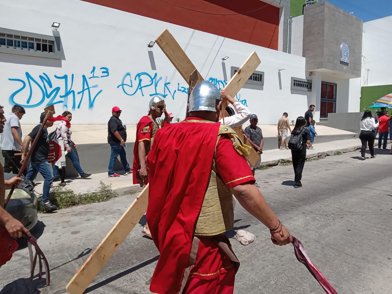 $!Mazatlecos y turistas atestiguan el Viacrucis Viviente en calles del Centro de puerto
