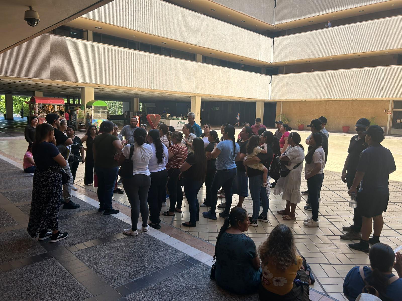 $!Exigen desplazados y pepenadores atención urgente en Palacio de Gobierno