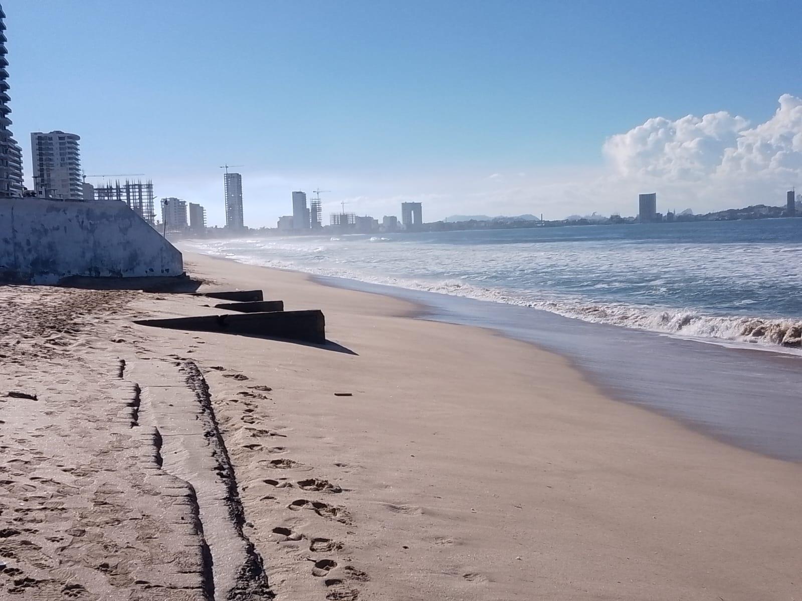 $!Desciende oleaje y reabren playas en Mazatlán, pero quedan zanjas y corrientes