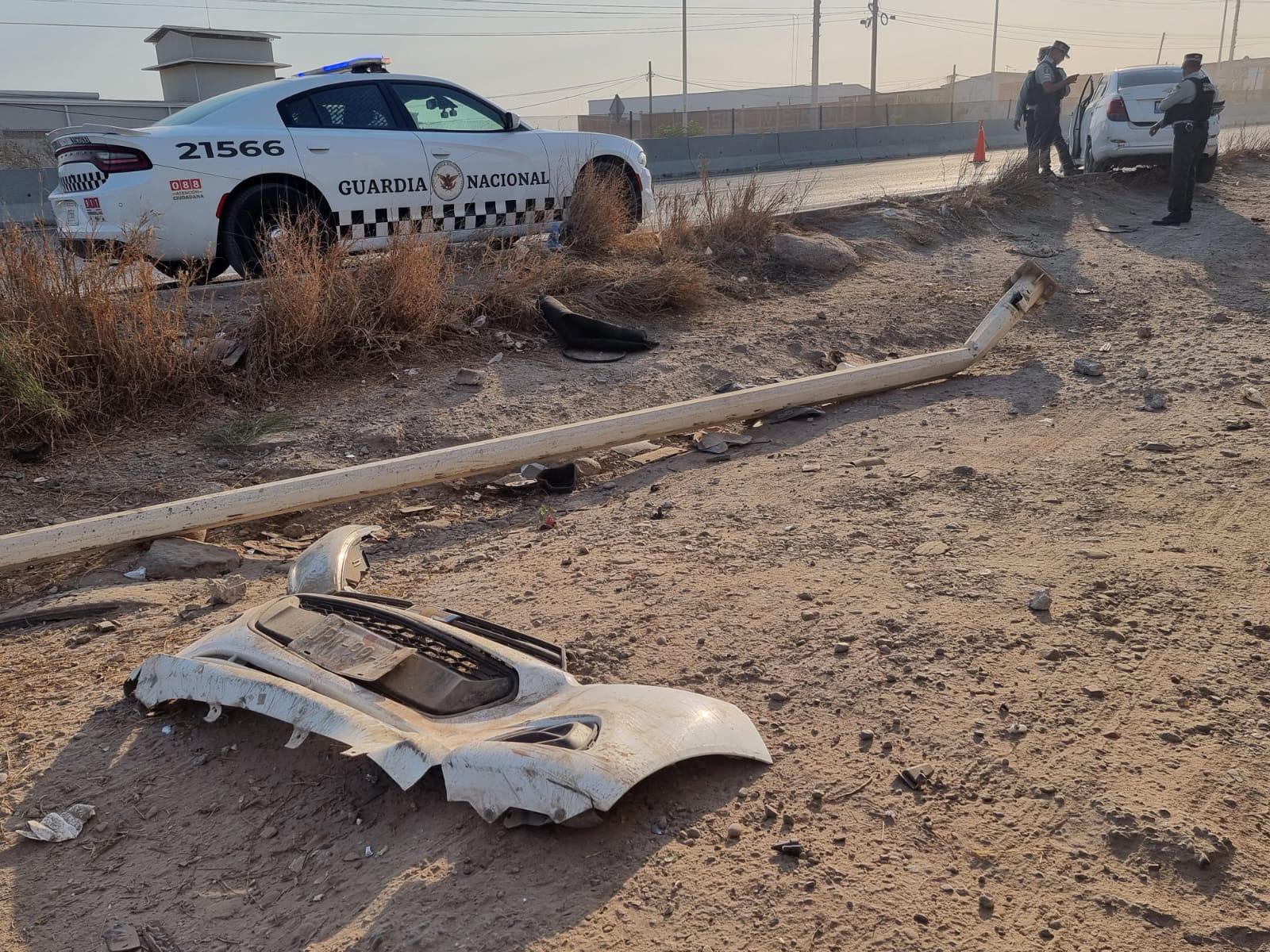 $!Auto choca contra poste y vuelca en La Costerita