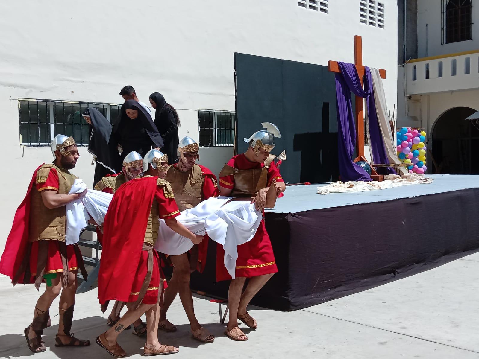 $!Mazatlecos y turistas atestiguan el Viacrucis Viviente en calles del Centro de puerto