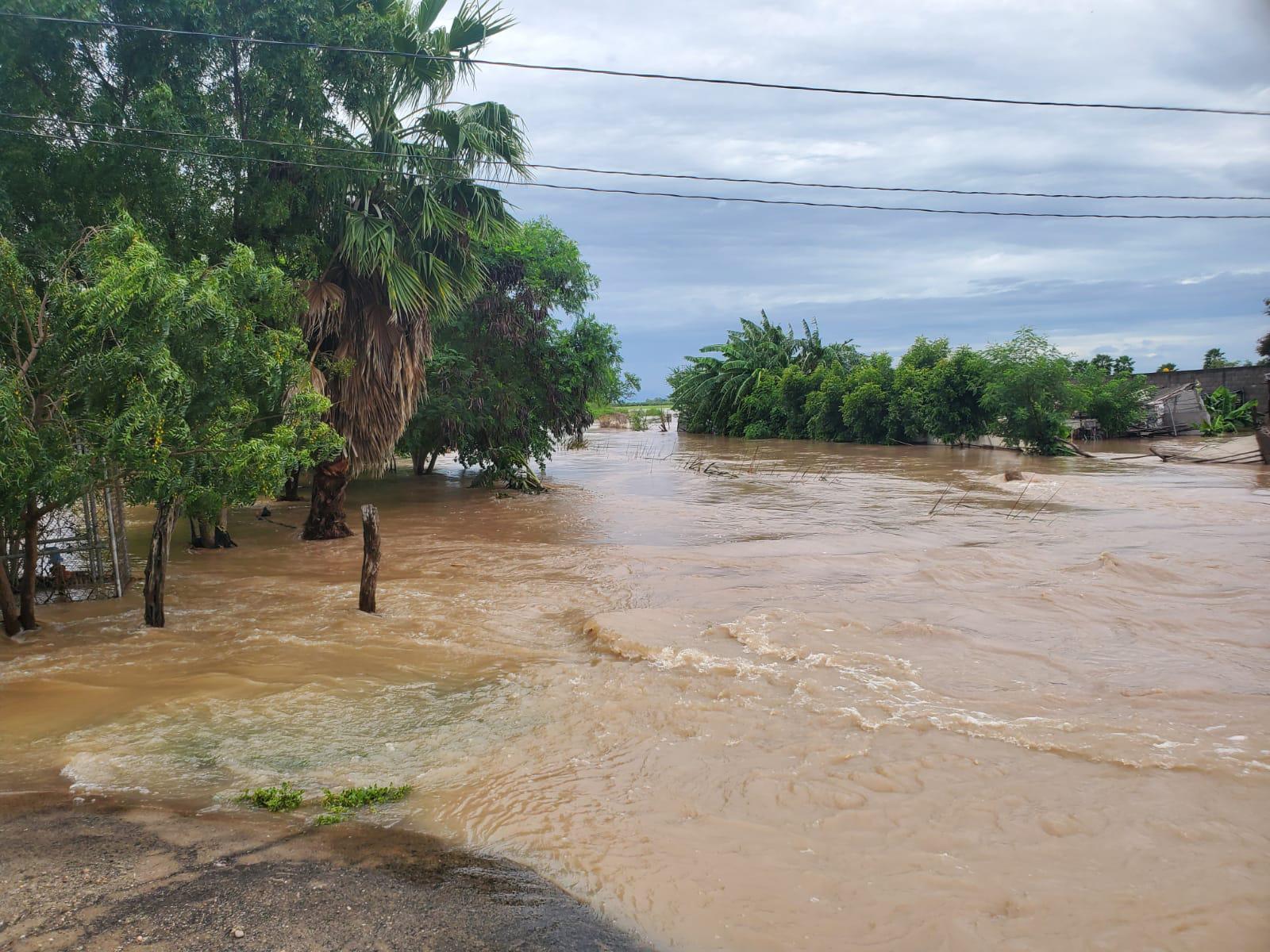$!Para las 8 de la noche, Alfonso ya tenía su casa inundada en el Ejido de la Flor, en Eldorado