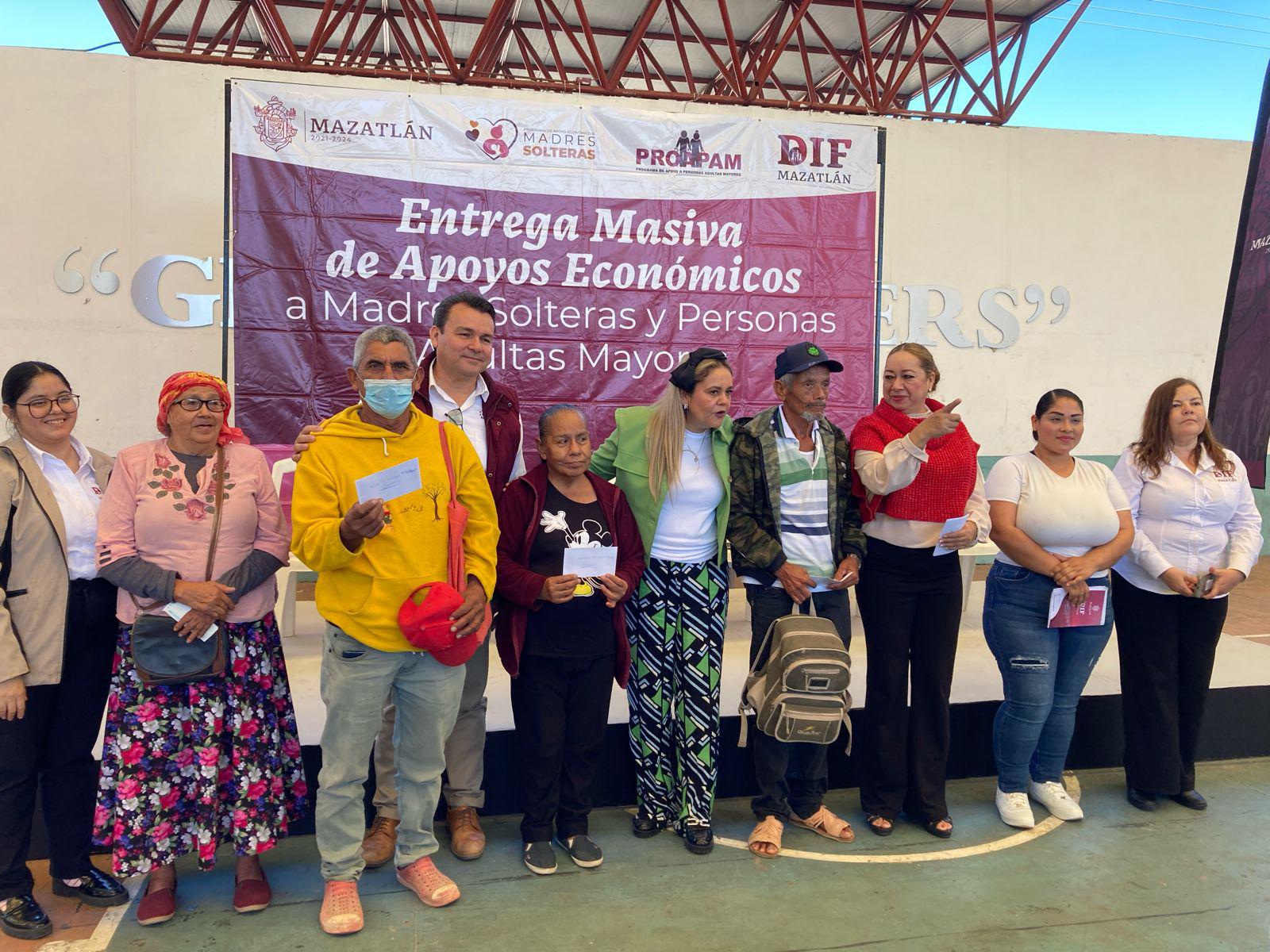 $!Entregan en Mazatlán apoyos a Adultos Mayores y a Madres Solteras Jefas de Familia