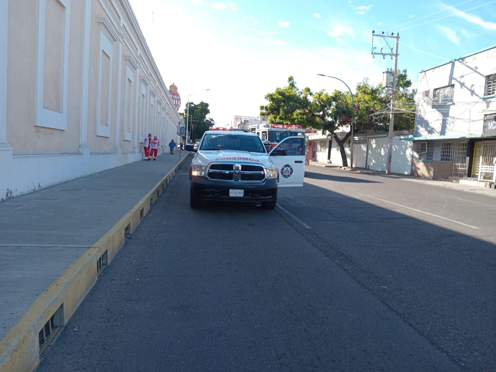 $!Conductor de BMW derriba varios postes de la luz en el Centro de Culiacán
