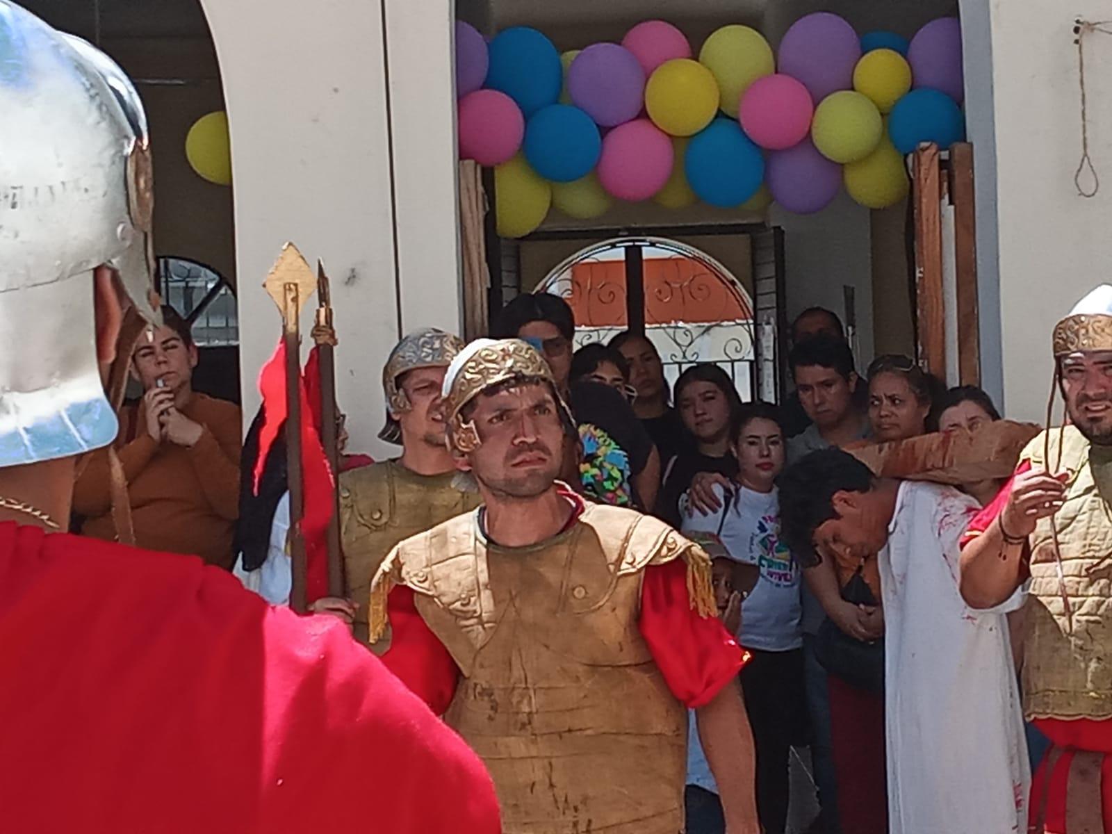 $!Mazatlecos y turistas atestiguan el Viacrucis Viviente en calles del Centro de puerto