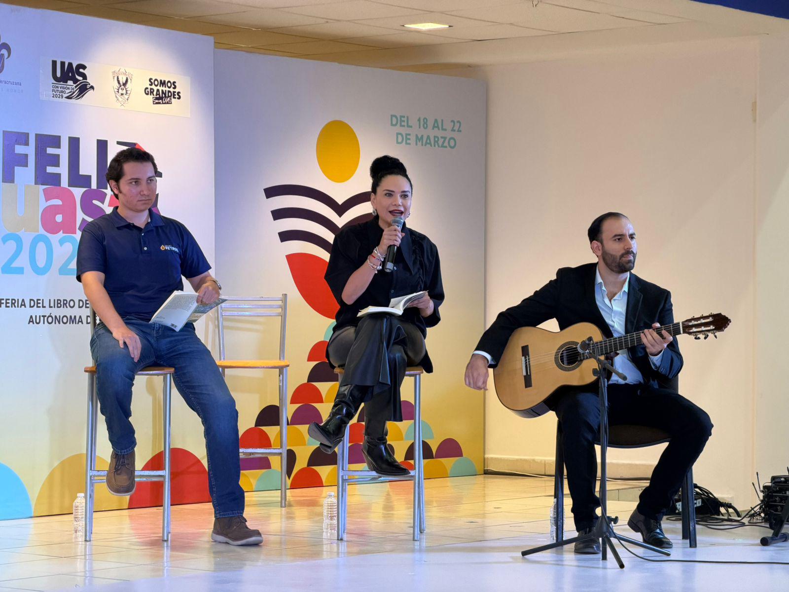 $!Son la introspección y la salud mental el eje de la obra literaria que Óscar García Osuna presentó en la FeliUAS 2026