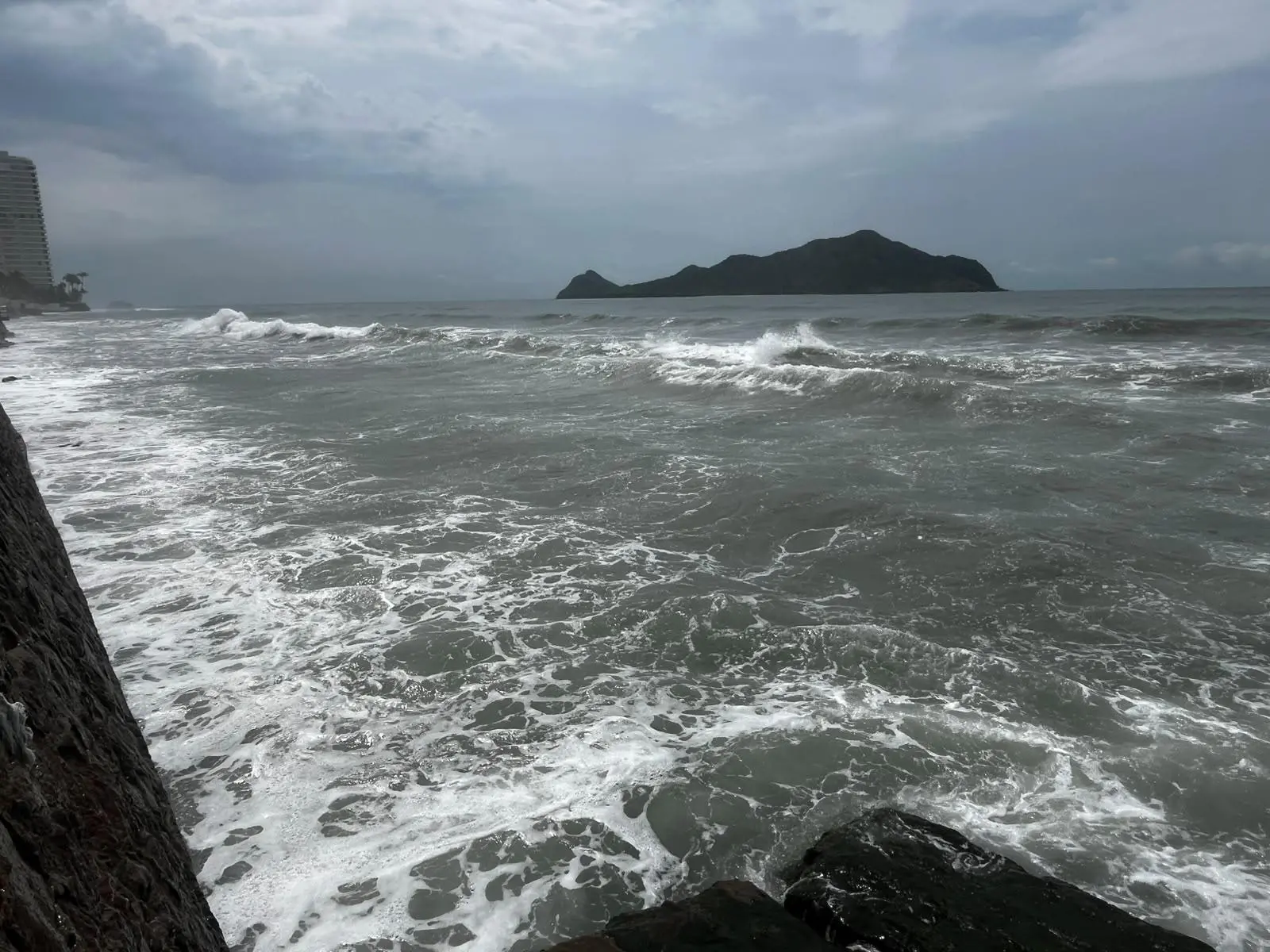 $!Se mantiene cierre de playas en Mazatlán ante fuerte oleaje; reportan afectaciones en hoteles y restaurantes