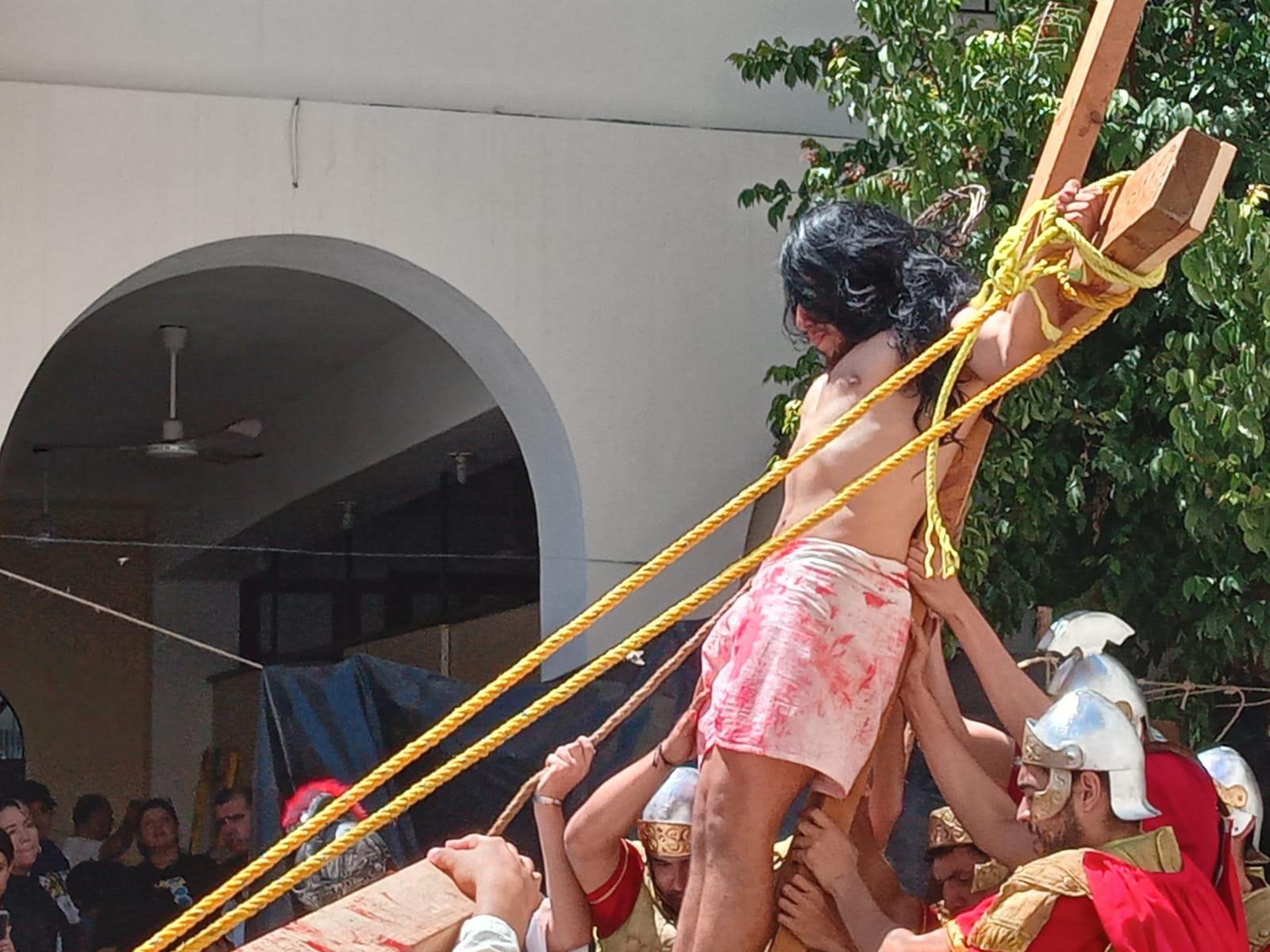 $!Mazatlecos y turistas atestiguan el Viacrucis Viviente en calles del Centro de puerto