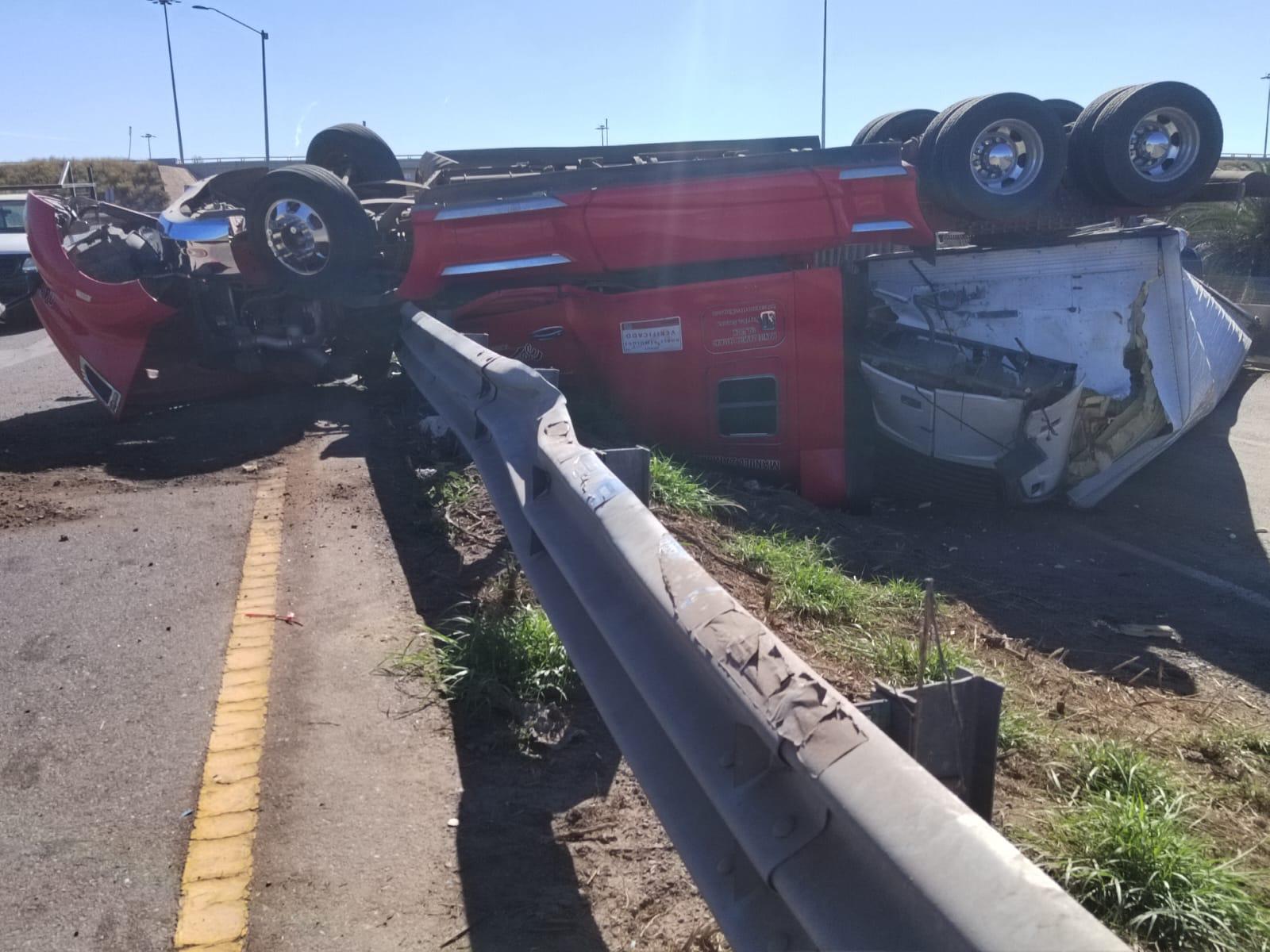 $!Vuelca tráiler cargado con elotes en la México 15, en el Trébol de Los Mochis