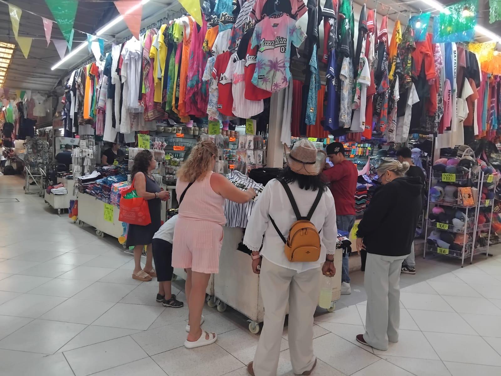 $!Disfrutan centenares de personas de playas y atractivos de Mazatlán en este fin de semana largo