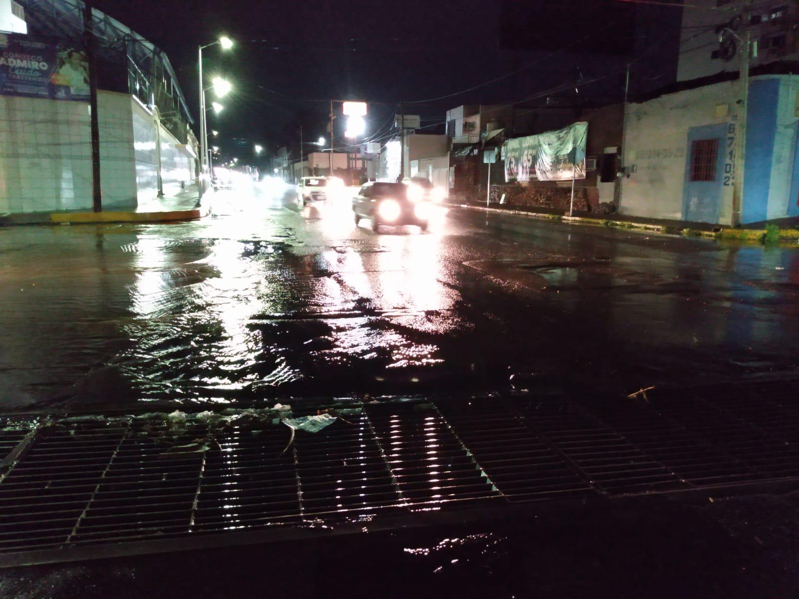 $!Basura, árboles caídos y hasta 50 milímetros de agua dejan las lluvias del miércoles, en Culiacán