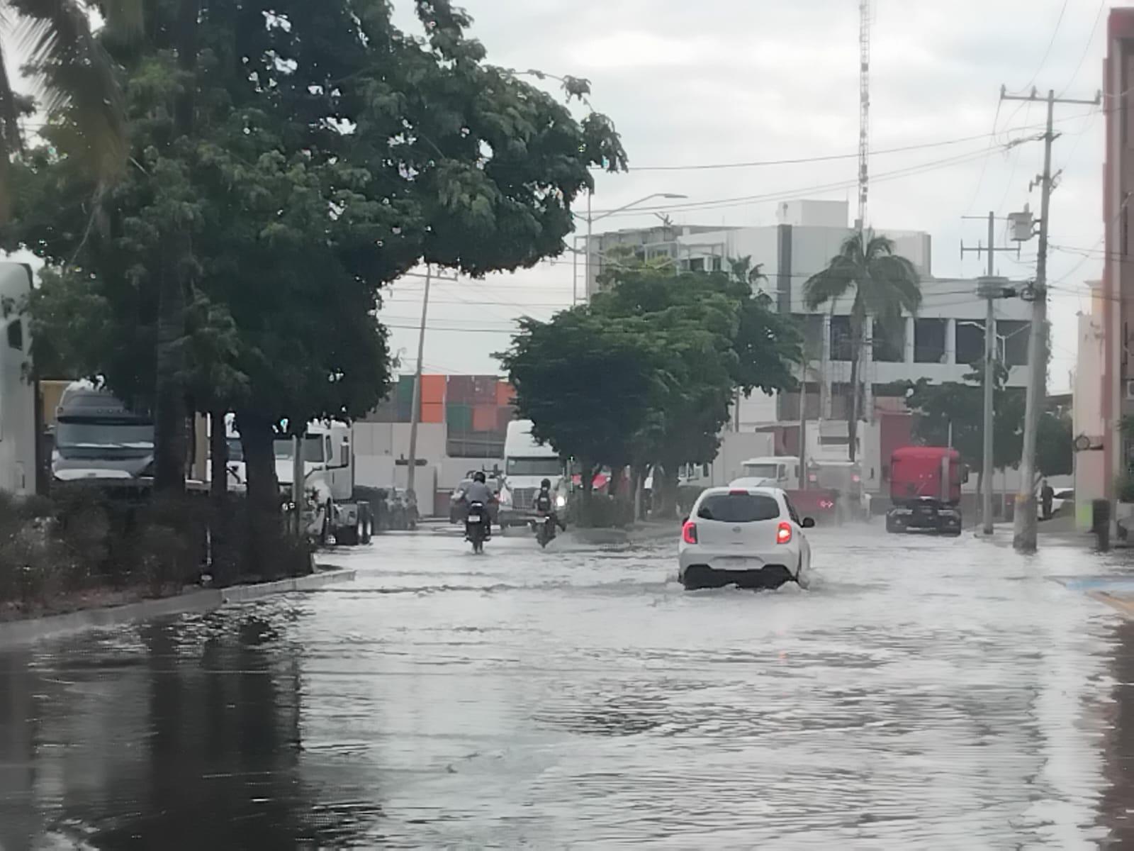 $!Se desborda agua del Estero del Infiernillo a vialidades aledañas