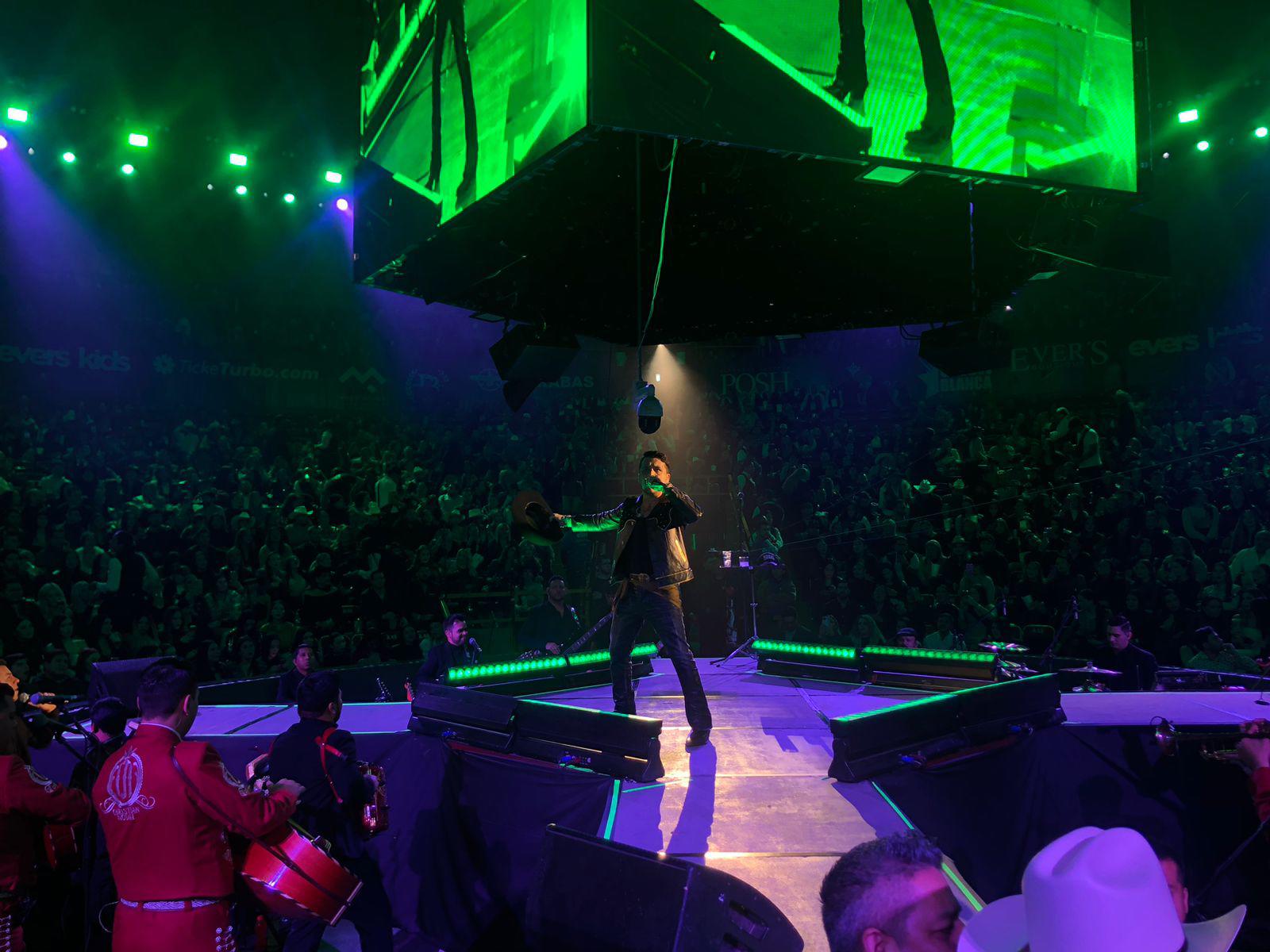 $!El sonorense deleitó a su público con los éxitos que formaron parte de su Forajidos Tour.