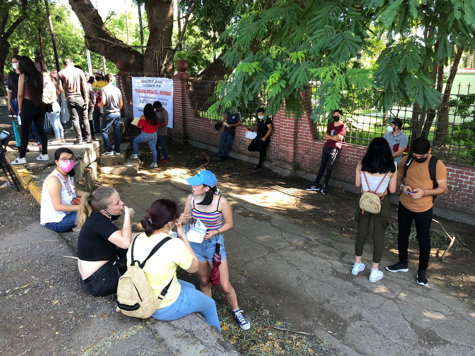 $!Jóvenes de 18 a 29 años acuden en Culiacán por la segunda dosis de la vacuna contra el Covid-19