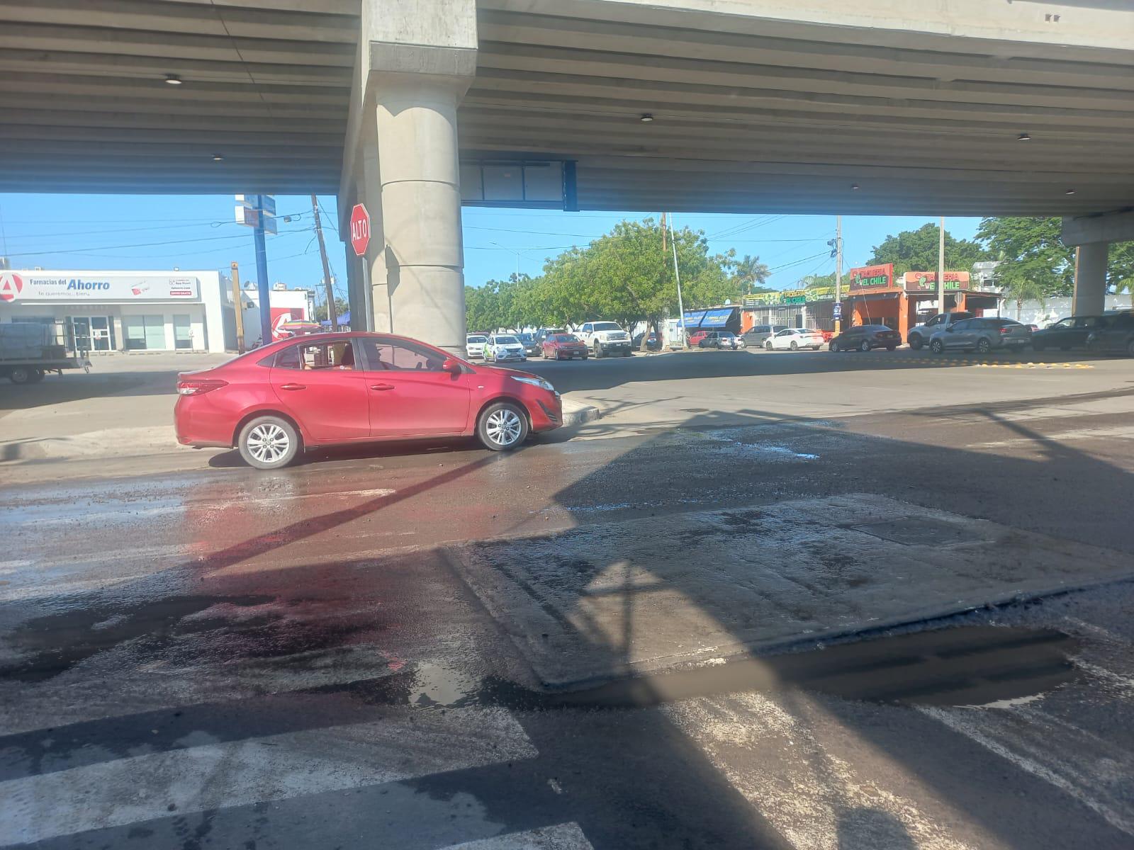 $!Brotan baches en nueva vialidad del puente Colosio, en Mazatlán
