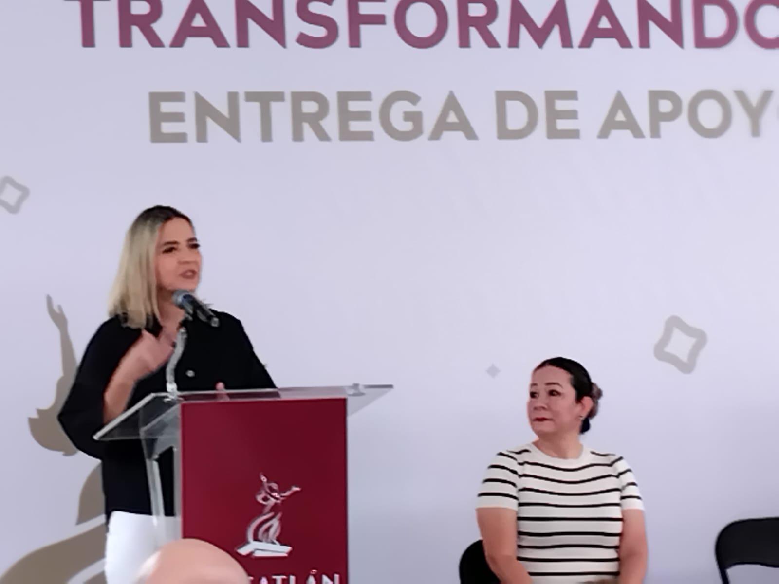$!Entrega Gobierno de Mazatlán apoyos a 57 escuelas por $ 1.7 millones