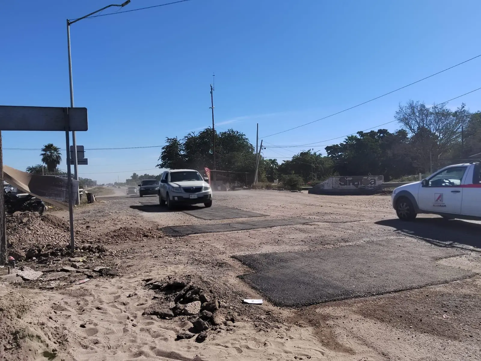 $!Intervienen de urgencia en bacheo del Lateral 18 en Ahome ante daños por carga pesada