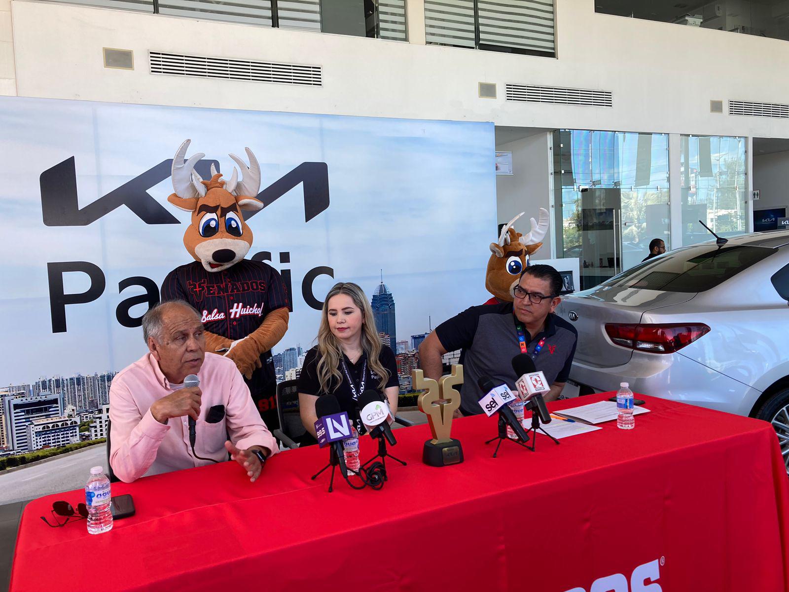 $!Venados de Mazatlán y Kia Pacific premian lealtad de fanático de beisbol