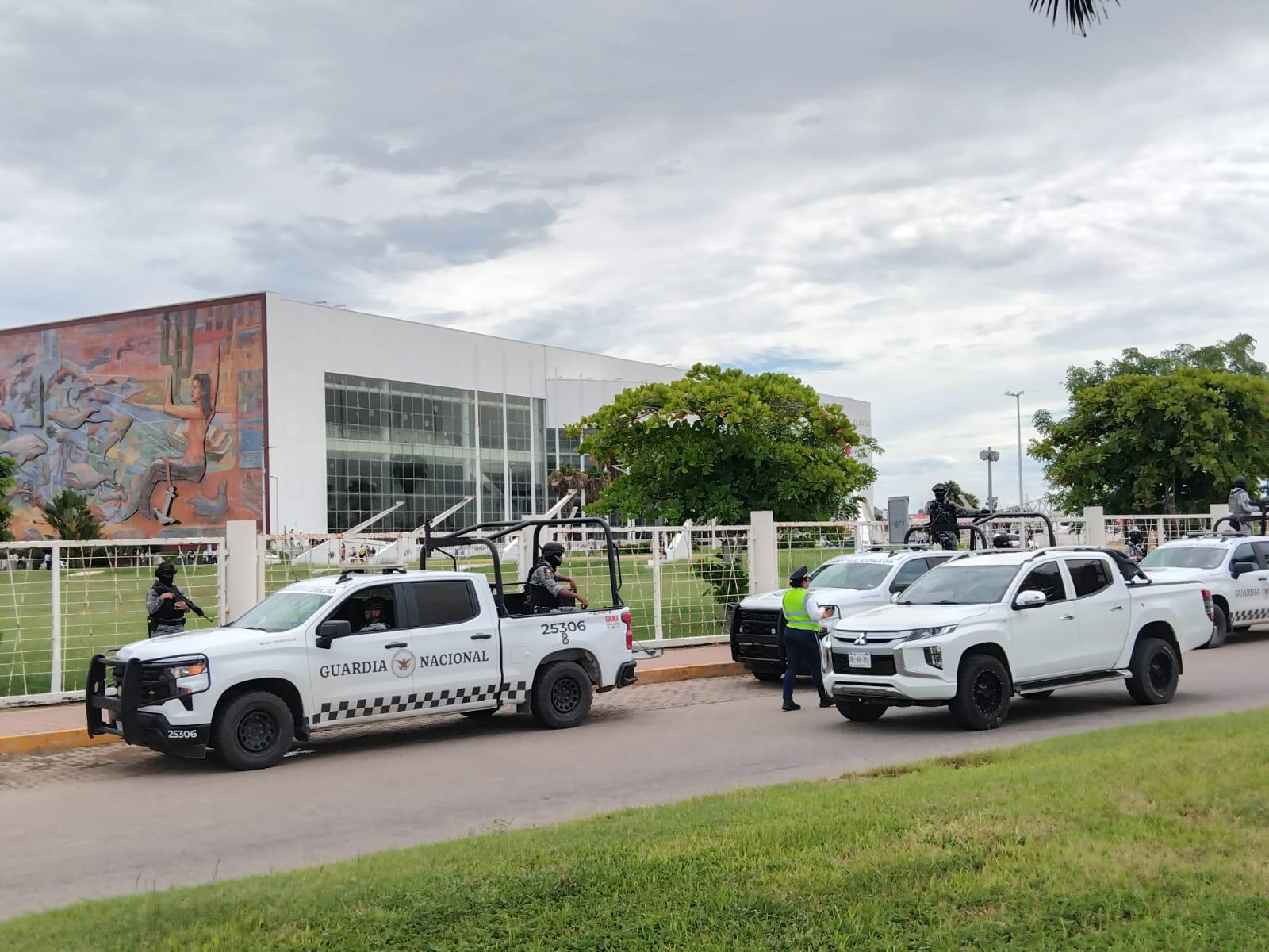$!Esperan con manifestación y bajo fuerte dispositivo de seguridad a la Presidenta de la República en Mazatlán